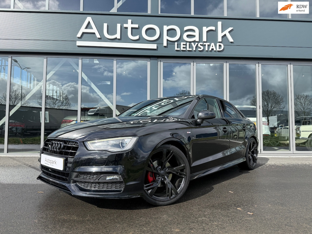 Audi A3 Limousine - 1.6 TDI Ambition Sport S-Line Automaat Black Edition - AutoWereld.nl