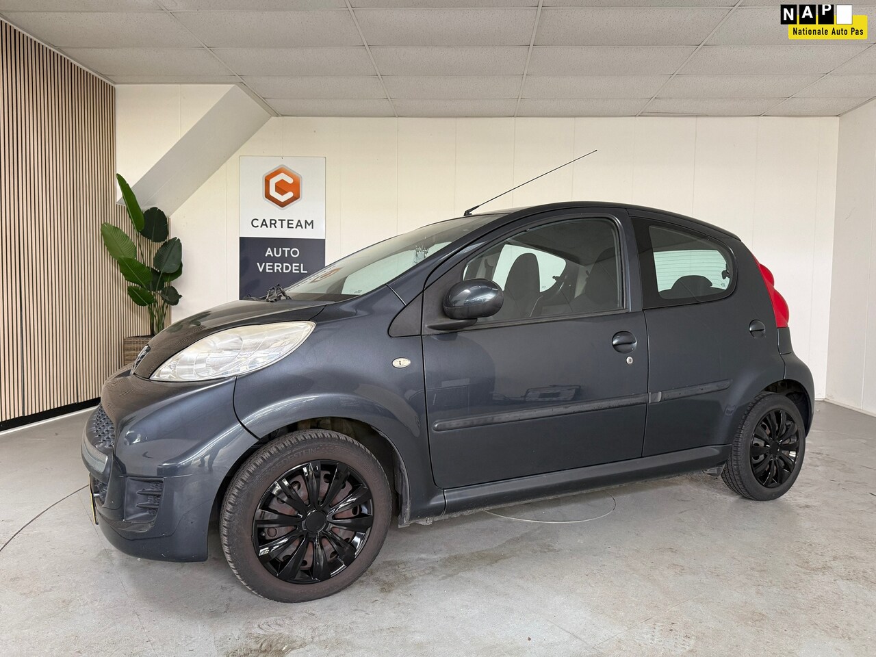 Peugeot 107 - 1.0-12V XS Black/Grey Airco - AutoWereld.nl