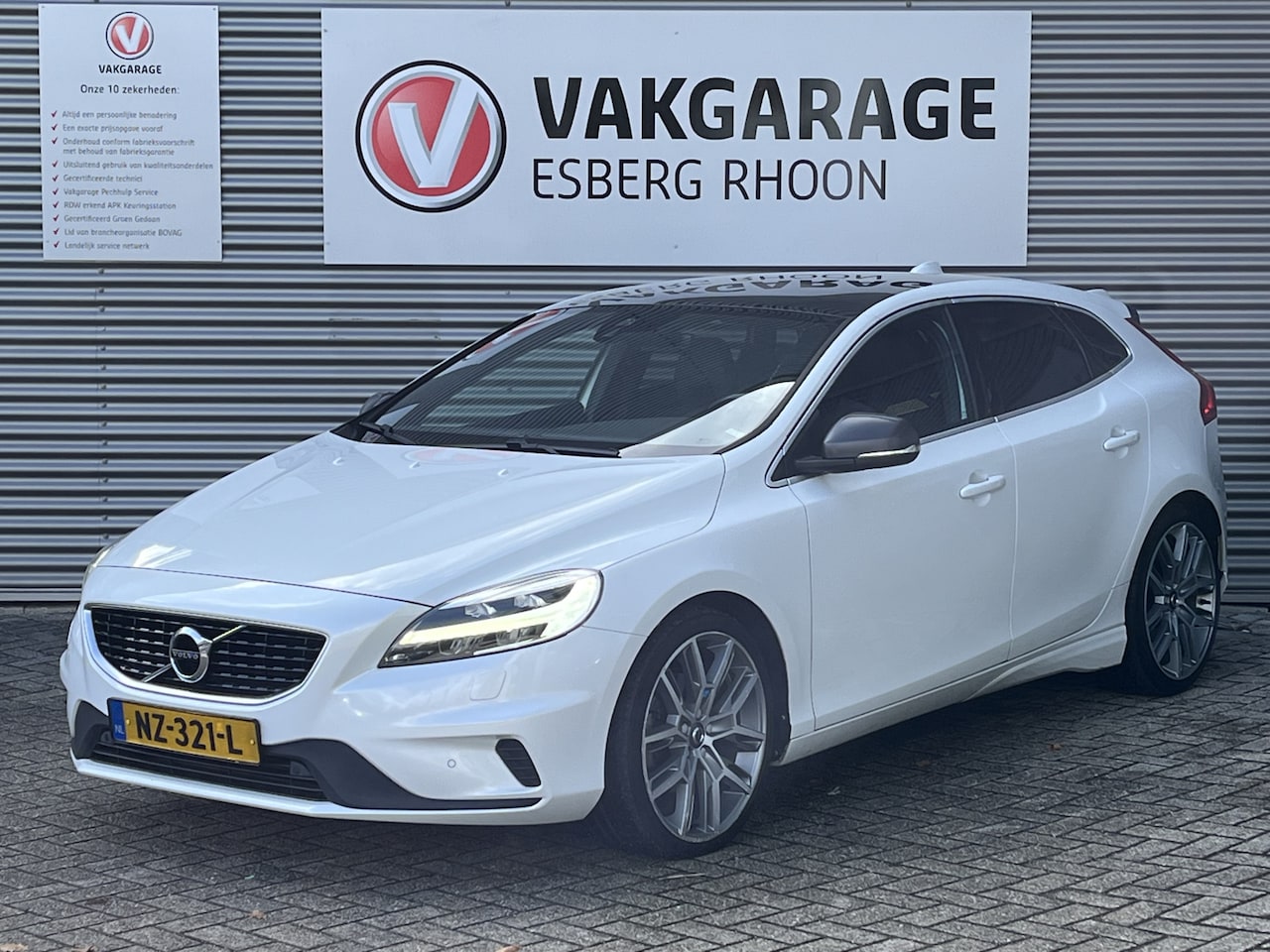 Volvo V40 - 2.0 T3 Nordic+ R-DESIGN NAVI/CAM,PANO,LEER,MEM.STOELEN - AutoWereld.nl
