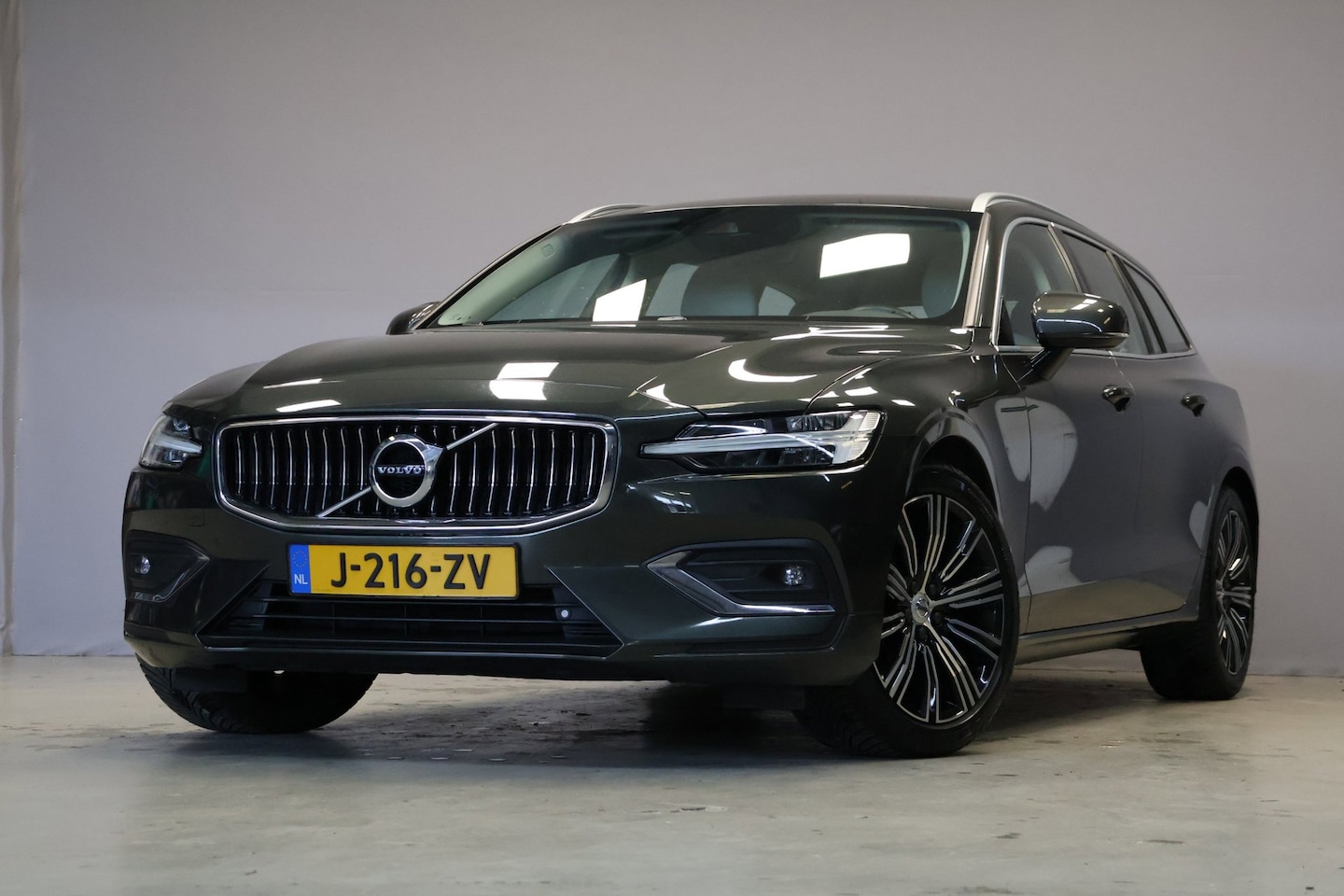 Volvo V60 - 2.0 B4 Inscription |HUD|Leder|Memory| - AutoWereld.nl