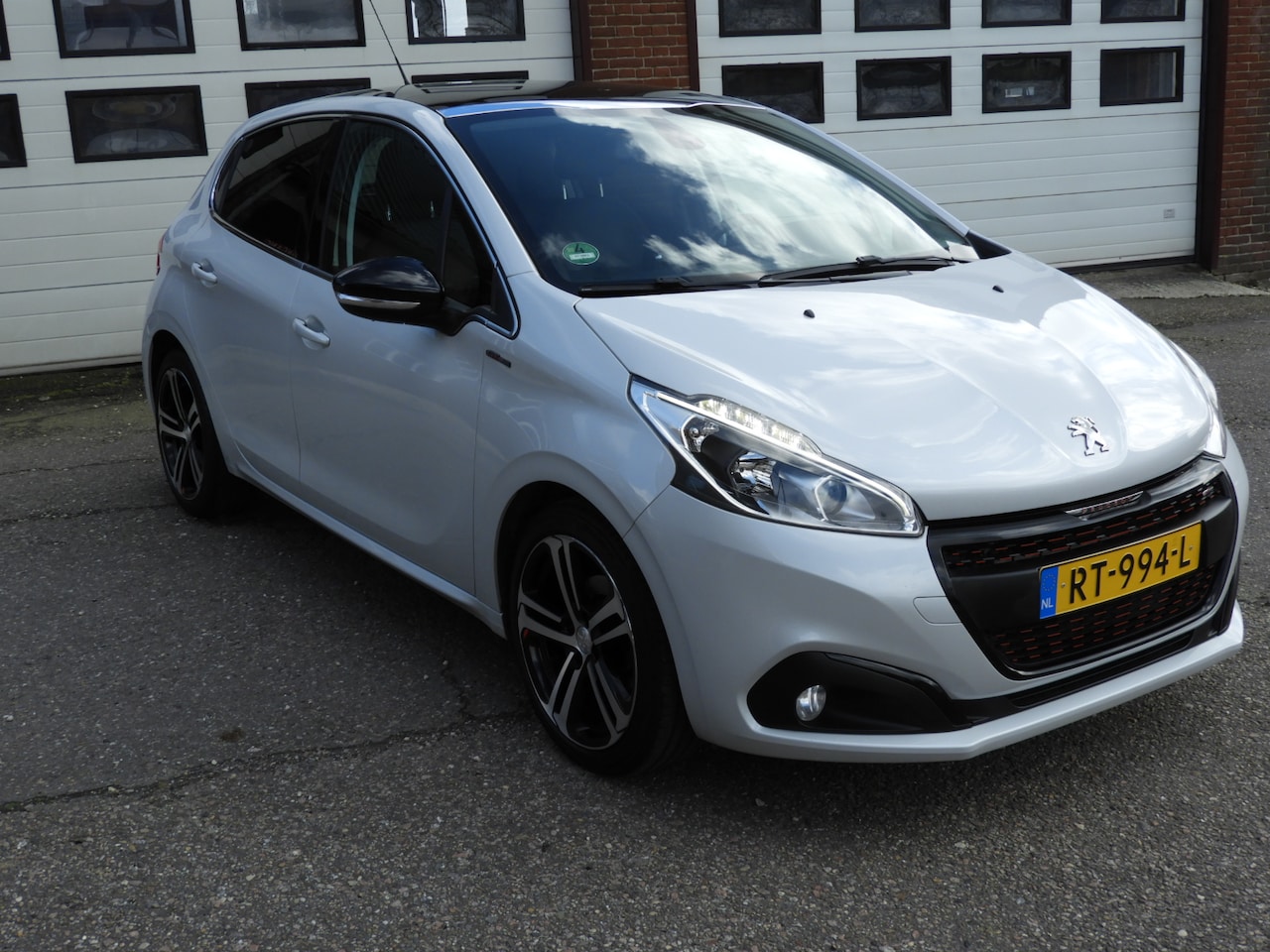 Peugeot 208 - 1.2 PureTech GT-Line parelmoer wit en zonnedak - AutoWereld.nl