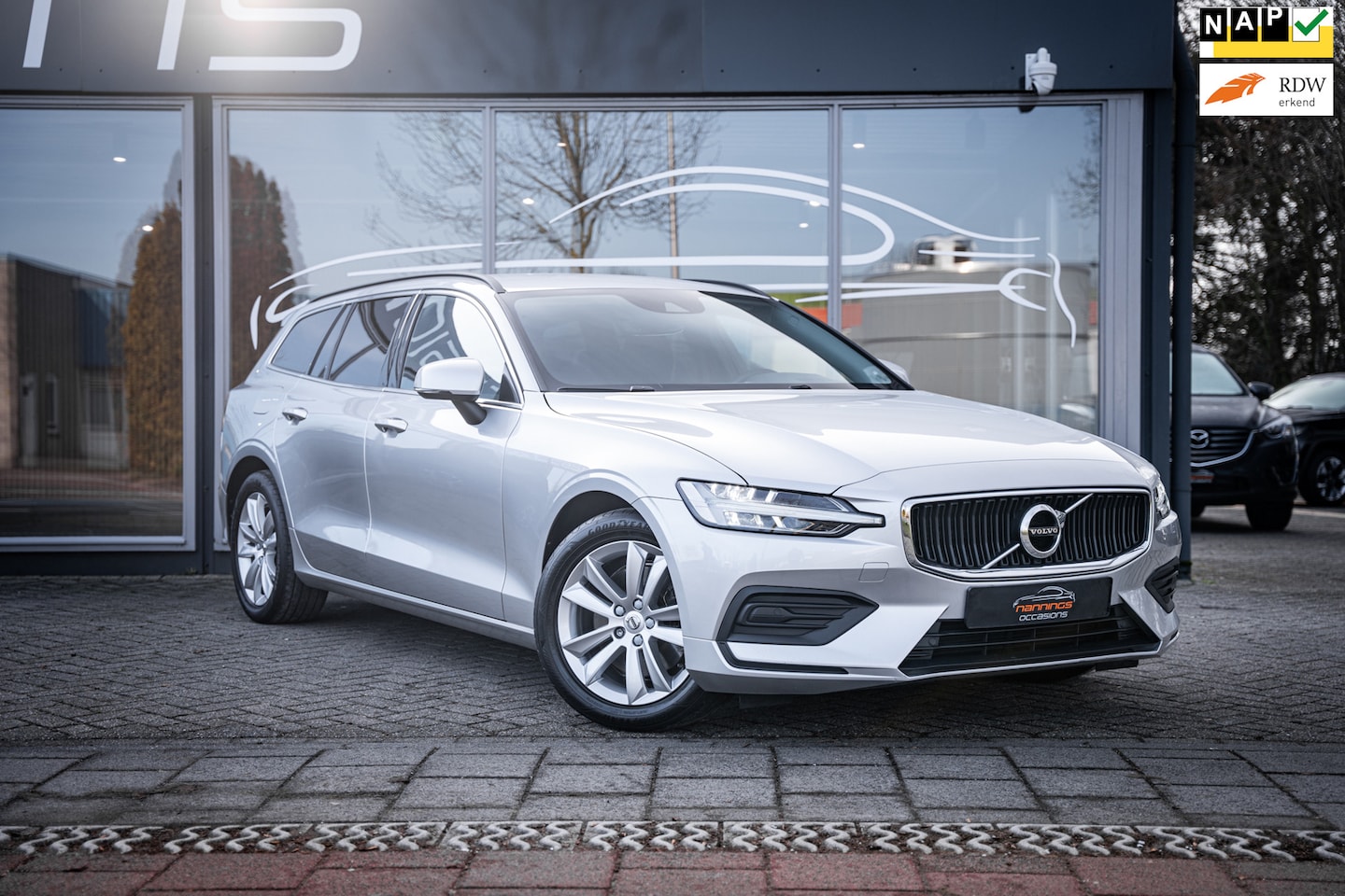Volvo V60 - 2.0 B3 Momentum Business|Trekh|LED|Adaptive Cruise|Digital Dash|Apple Carplay| - AutoWereld.nl