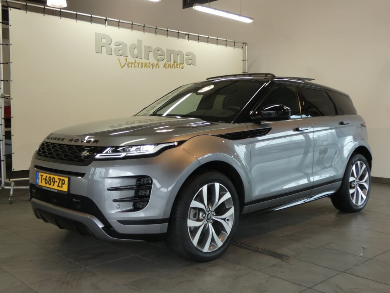 Land Rover Range Rover Evoque - P300e AWD R.dynamic HSE Panodak leder - AutoWereld.nl