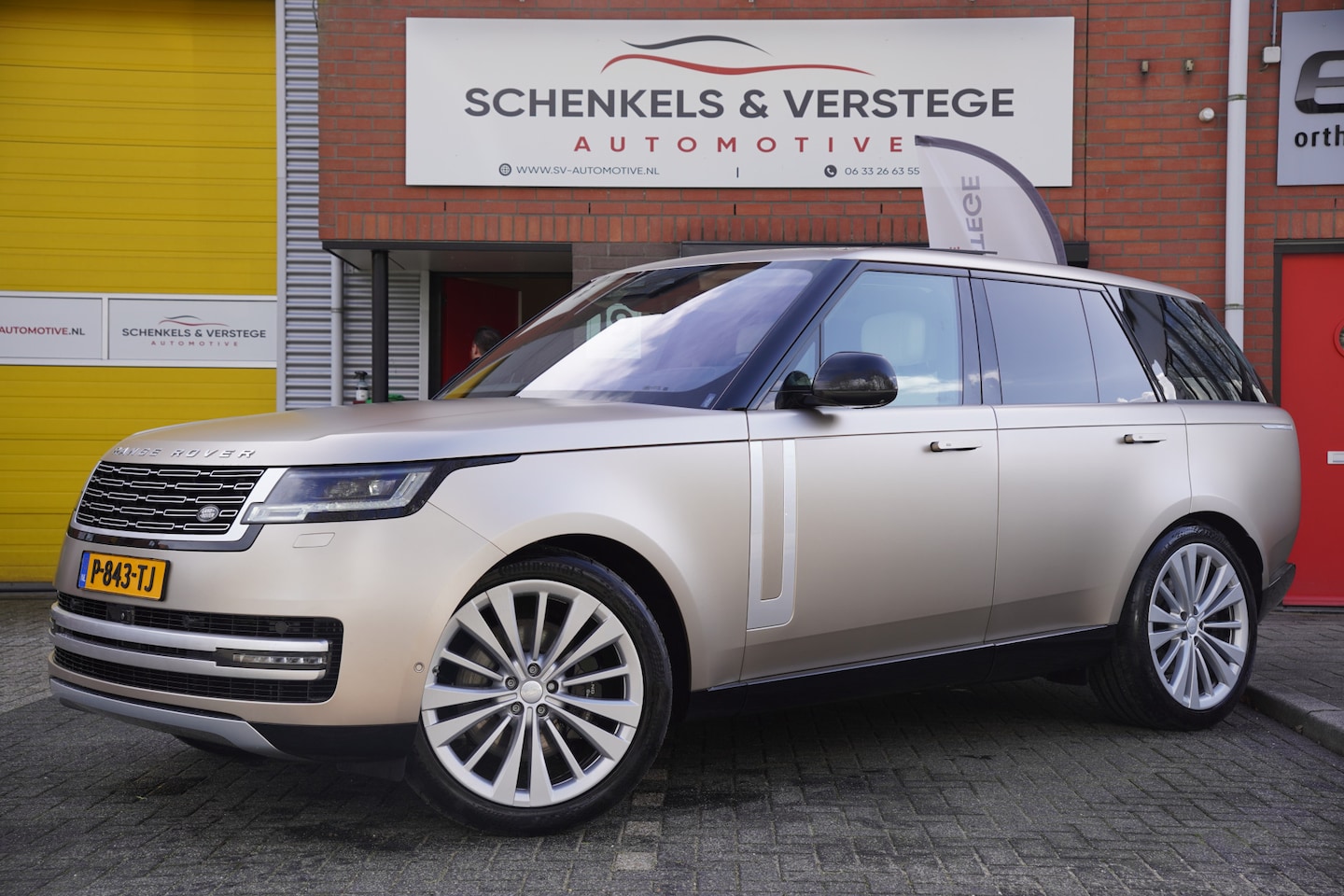 Land Rover Range Rover - 4.4 P530 First Edition MHEV / Satin Gold / Pano / Trekhaak / Executive Seating / Full opti - AutoWereld.nl