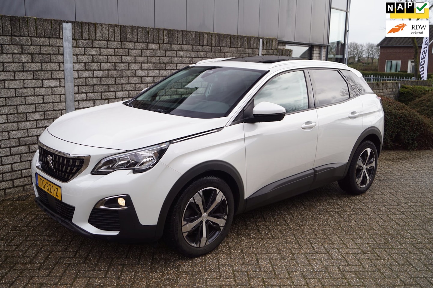 Peugeot 3008 - 1.2 PureTech Allure Autom Panodak Sportst Navi Camera Clima Apple Carplay Cruise PDC Sfeer - AutoWereld.nl