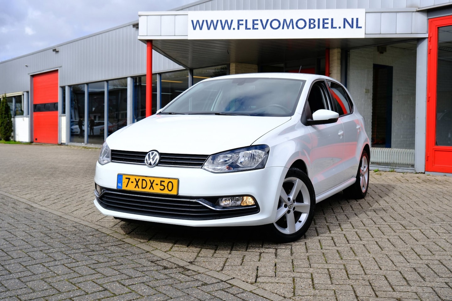 Volkswagen Polo - 1.2 TSI Highline 5-drs Aut. *26.100km!* Clima|1e Eig|LMV|Cruise - AutoWereld.nl