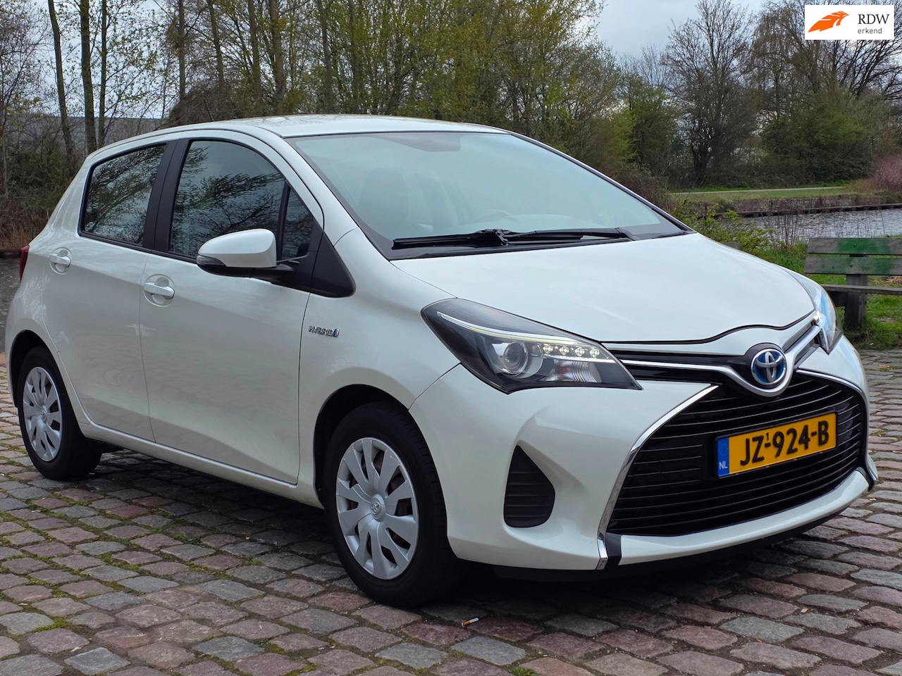 Toyota Yaris - 1.5 Hybrid Aspiration Uniek km airco cruis control navigatie bleutooth - AutoWereld.nl