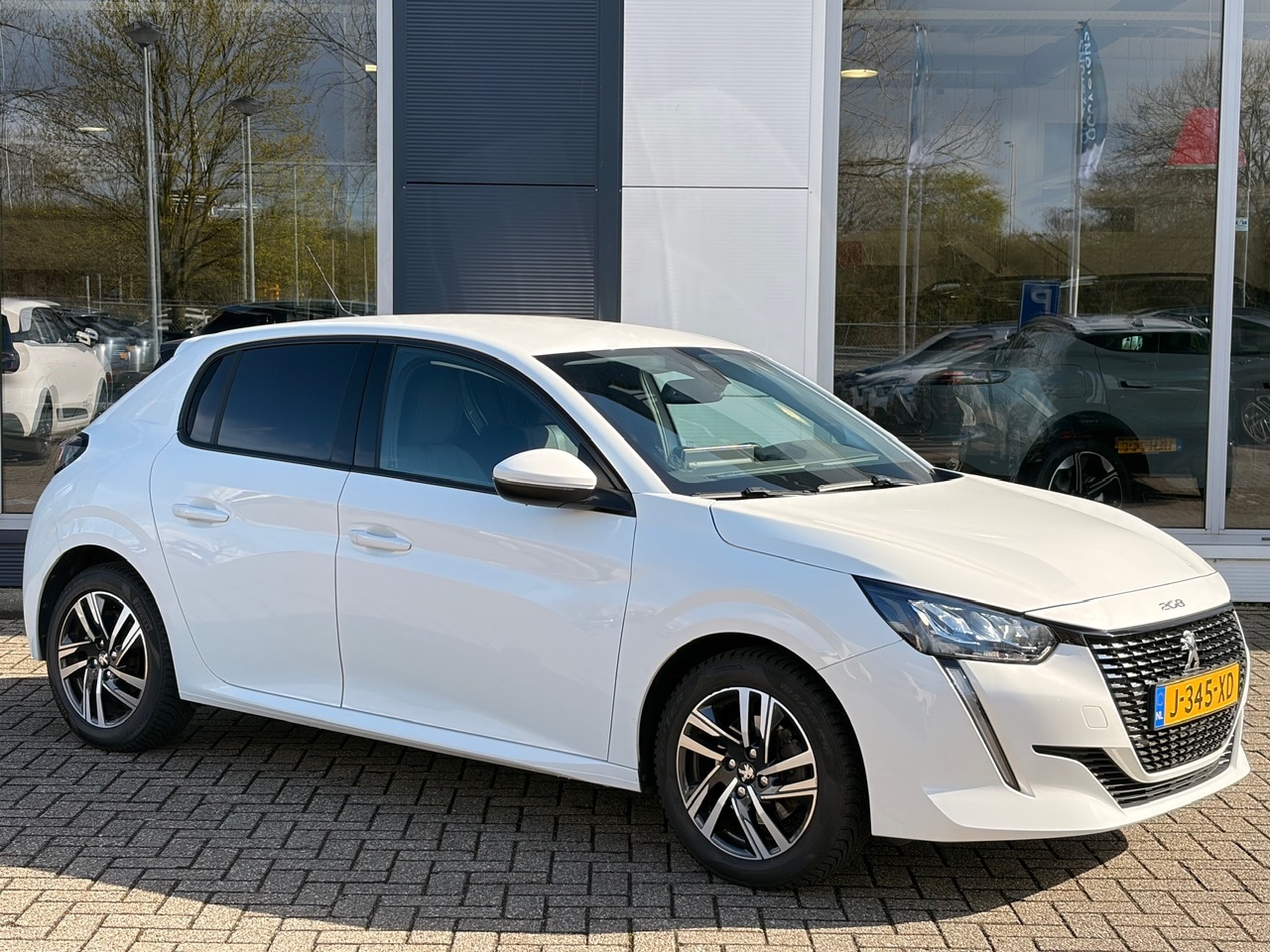 Peugeot 208 - 1.2 Blue Lease 100pk Allure | Navigatie | Parkeersensoren | Climate Control | Cruise Contr - AutoWereld.nl