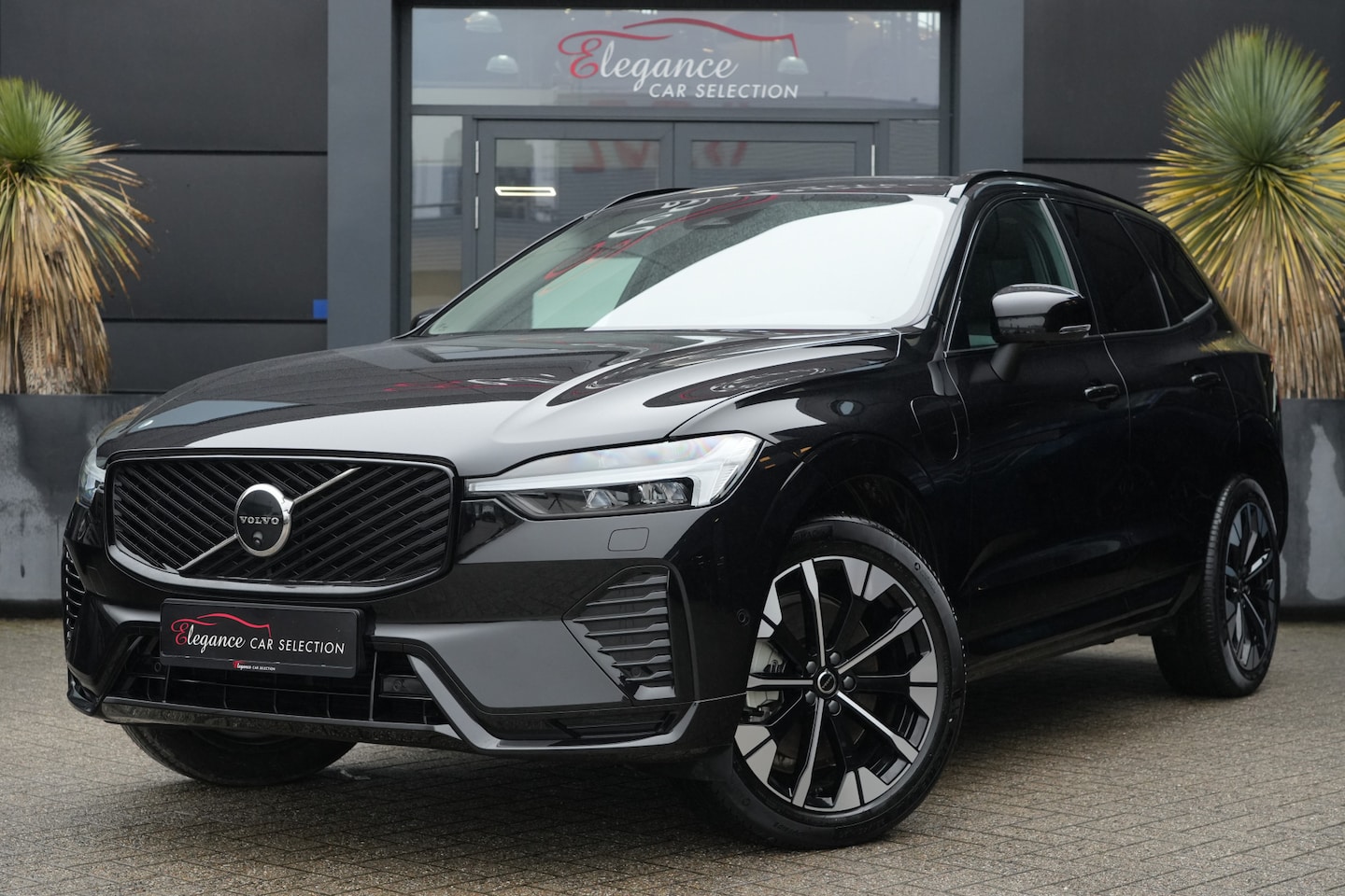 Volvo XC60 - 2.0 T8 FACELIFT Plug-in hybrid AWD Plus Dark 455pk Panoramadak/Stoelverwarming/Trekhaak - AutoWereld.nl