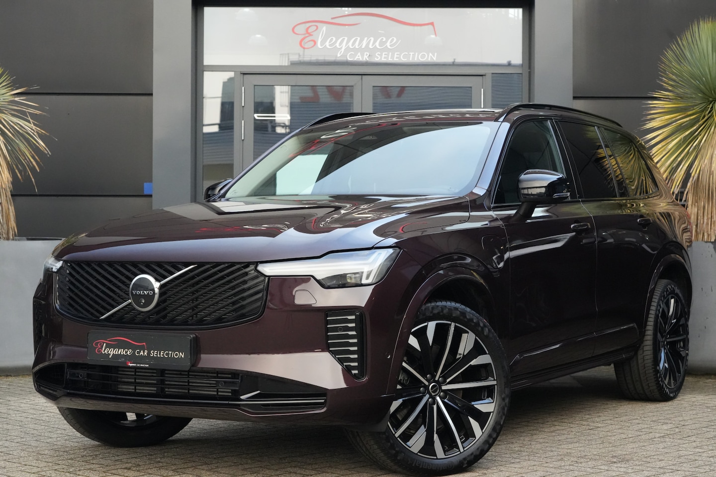 Volvo XC90 - 2.0 T8 FACELIFT Plug-in hybrid AWD Plus Dark 455pk Panoramadak/Stoelverwarming/360Camera - AutoWereld.nl