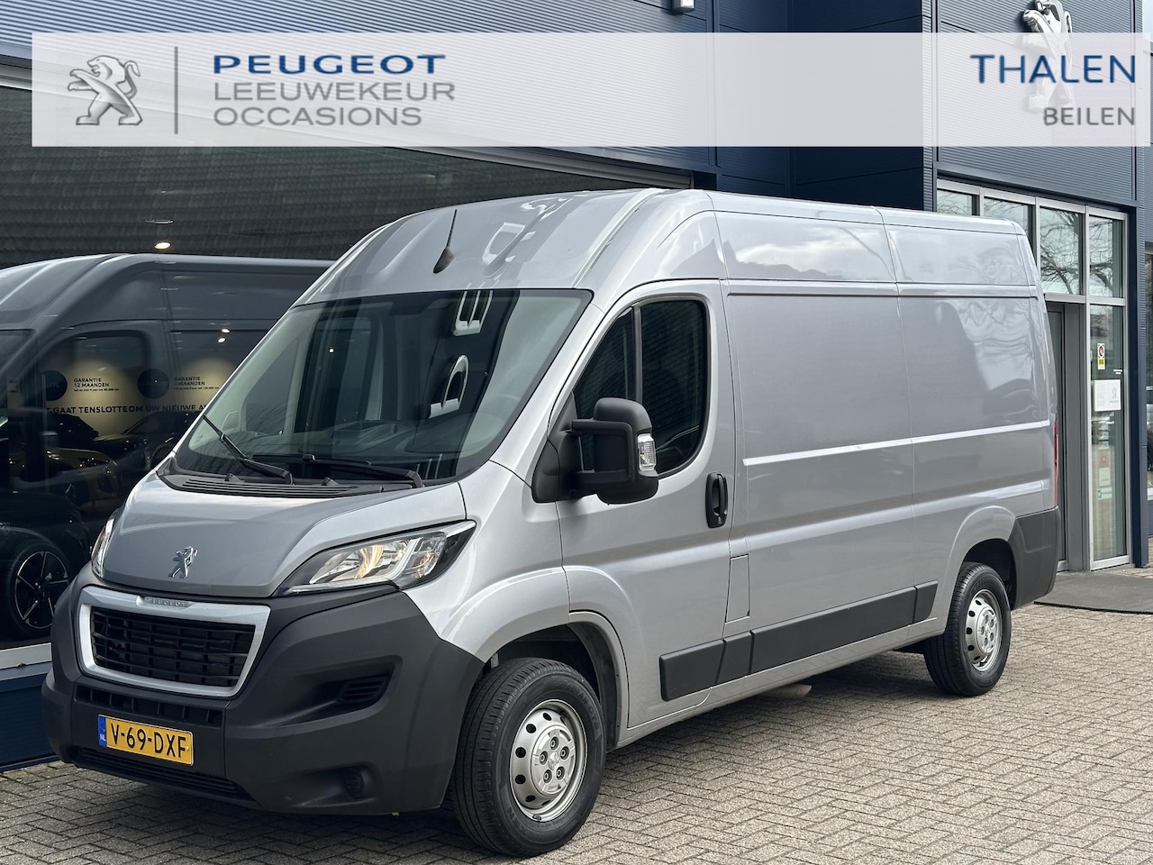 Peugeot Boxer - 2.2 BlueHDi 140 PK L2H2 | 1e Eigenaarsauto met slechts 16.600 KM | 3-Zits | Trekhaak 2500 - AutoWereld.nl