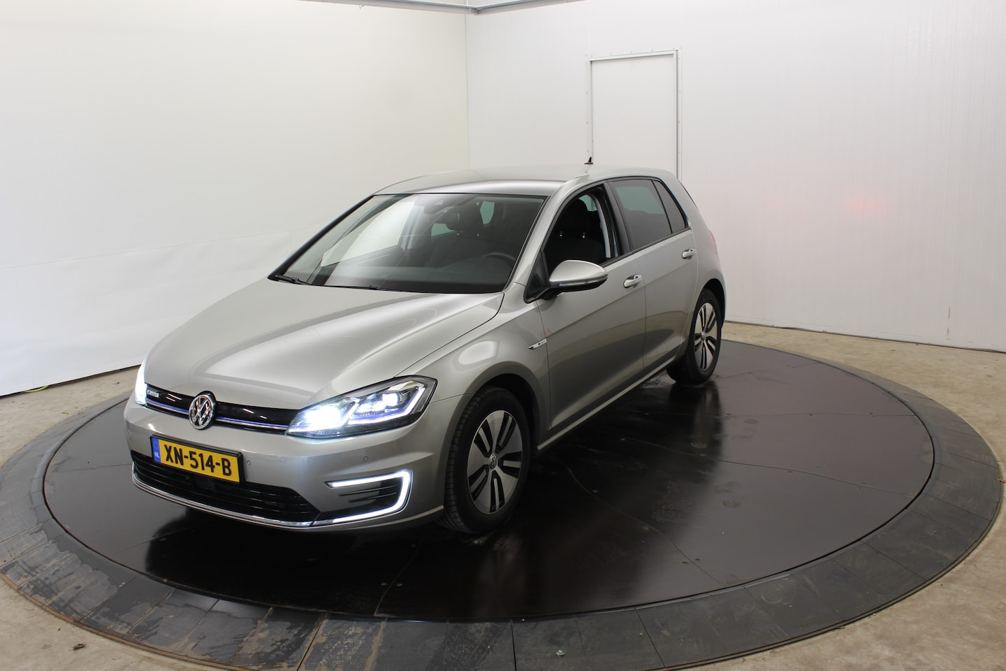 Volkswagen e-Golf - 100KW 136PK SOH 100% Camera Warmtepomp Virtual Disc Pro Groot Navi Dodeh detectie - AutoWereld.nl
