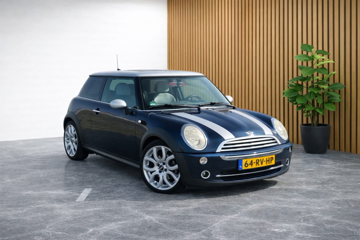 MINI Cooper - Mini 1.6 Checkmate (HARMAN/KARDON, ZWARTE HEMEL, LEDER, AIRCO, ELEKTRISCHE RAMEN, CRUISE C - AutoWereld.nl