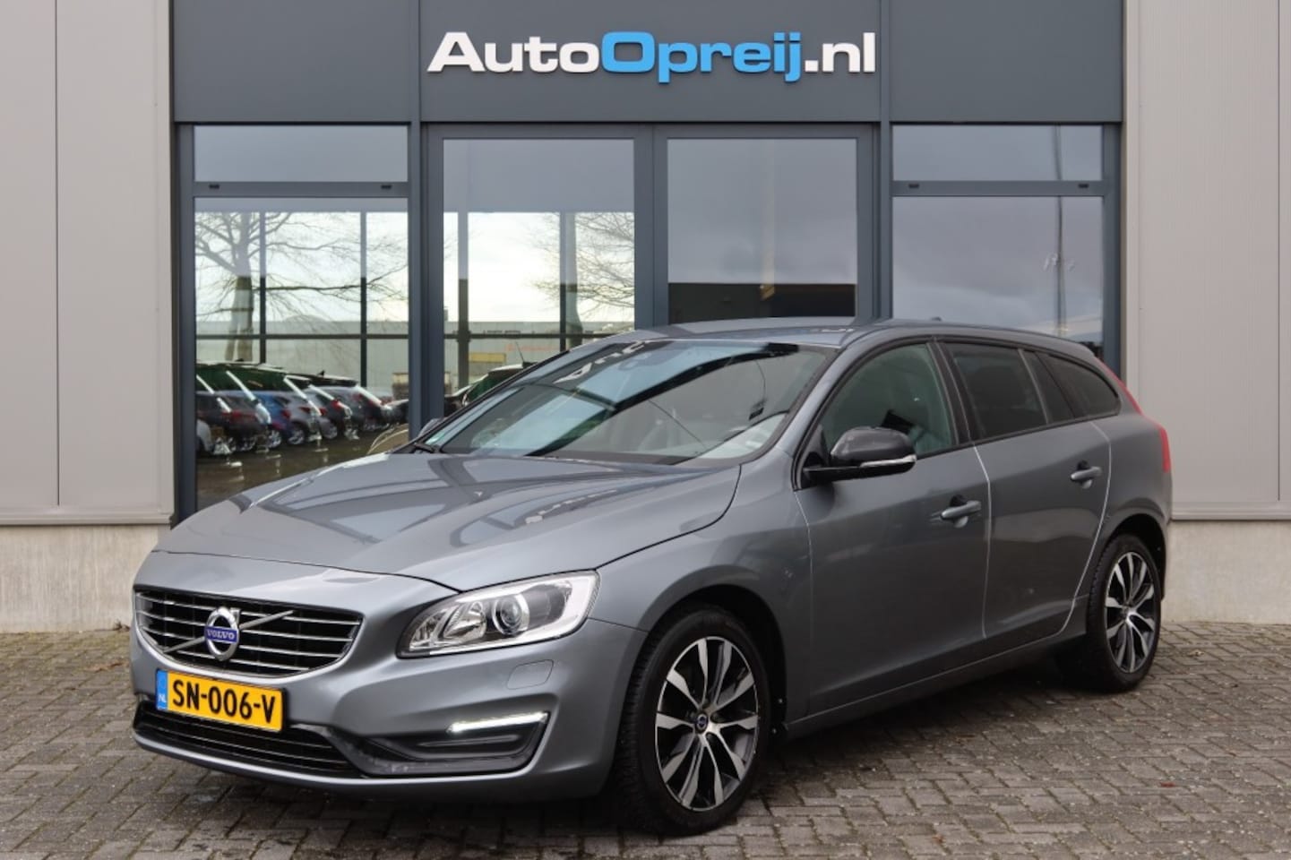 Volvo V60 - 2.0 T3 Polar+ Dynamic 152pk NAVI, Leder, Stoelverwarming, Dealer onderhouden - AutoWereld.nl