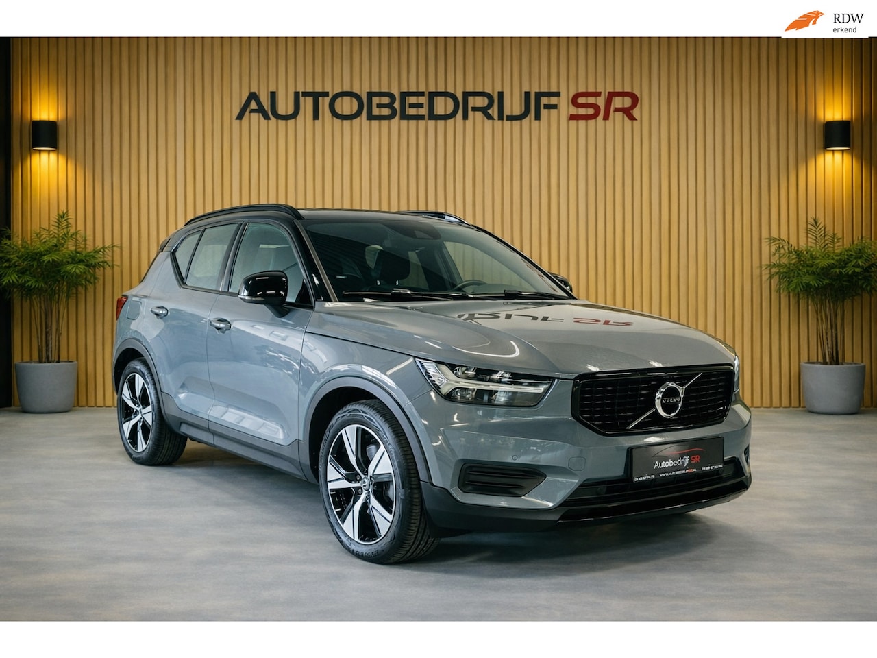 Volvo XC40 - 1.5 T4 Recharge R-Design 1e Eigenaar211PK! Dealer Onderhouden! Nette Auto! Plug in Hybride - AutoWereld.nl