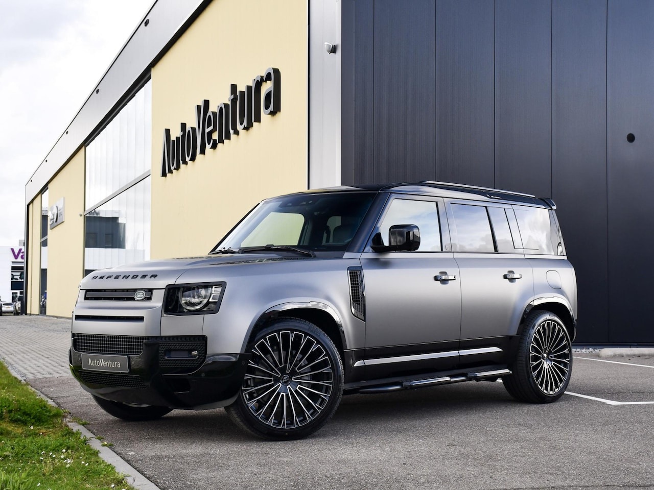 Land Rover Defender 110 - 2.0 P300e 110 X-Dynamic HSE l Matt Wrap l Schuif-/kantel Panorama dak l Black Pack l Treep - AutoWereld.nl