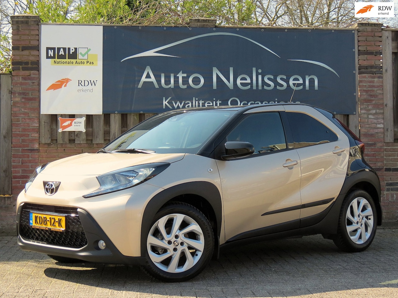 Toyota Aygo X - 1.0 VVT-i MT Pulse Bi-Tone | LICHTMETALEN VELGEN | STOELVERWARMING | CAMERA | DAB+ | - AutoWereld.nl
