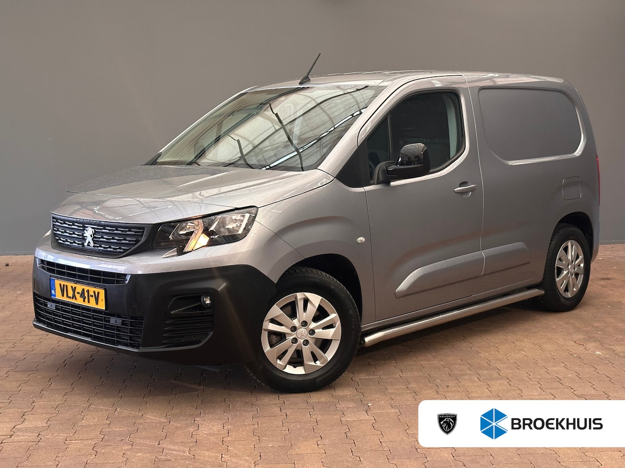 Peugeot e-Partner - Asphalt 50 kWh Stoelverwarming | Camera | Trekhaak | Houten Laadvloer | Carplay | Digitaal - AutoWereld.nl