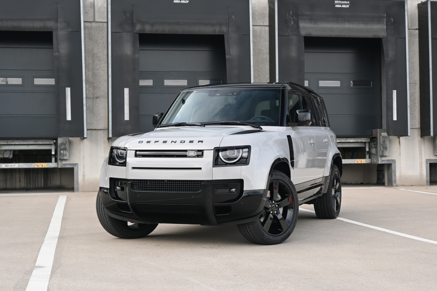 Land Rover Defender 110 - 2.0 P300e 110 Dynamic SE Edition 2.0 P300e 110 Dynamic SE Edition - AutoWereld.nl