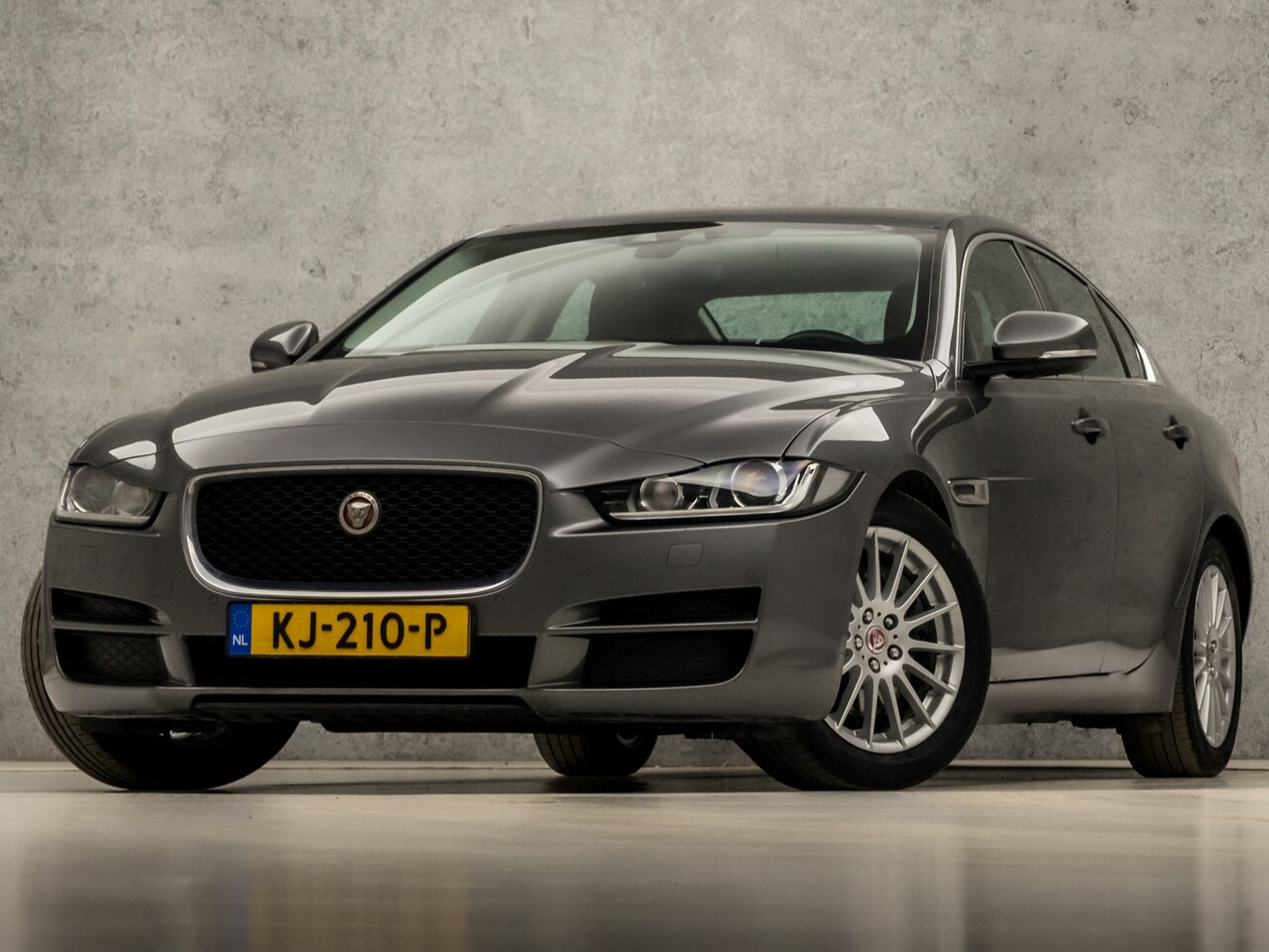 Jaguar XE - 2.0 D Portfolio 164Pk Automaat (NAVIGATIE, CLIMATE, LEDER, CAMERA, ELEK SPORTSTOELEN, TREK - AutoWereld.nl
