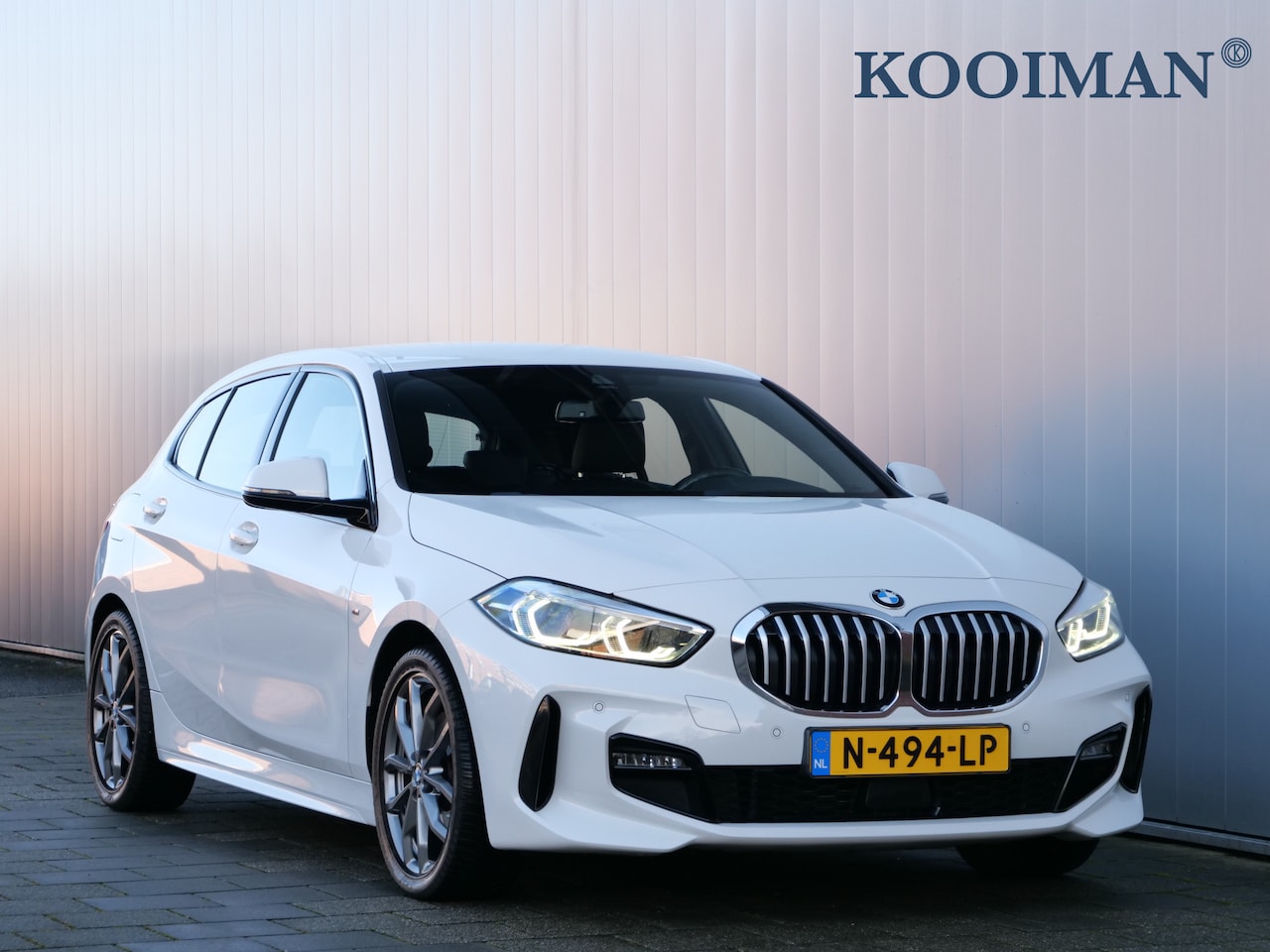 BMW 1-serie - 118i High Executive 136 Pk Automaat Navi / Apple Carplay / DAB / PDC / M-pakket / Trekhaak - AutoWereld.nl