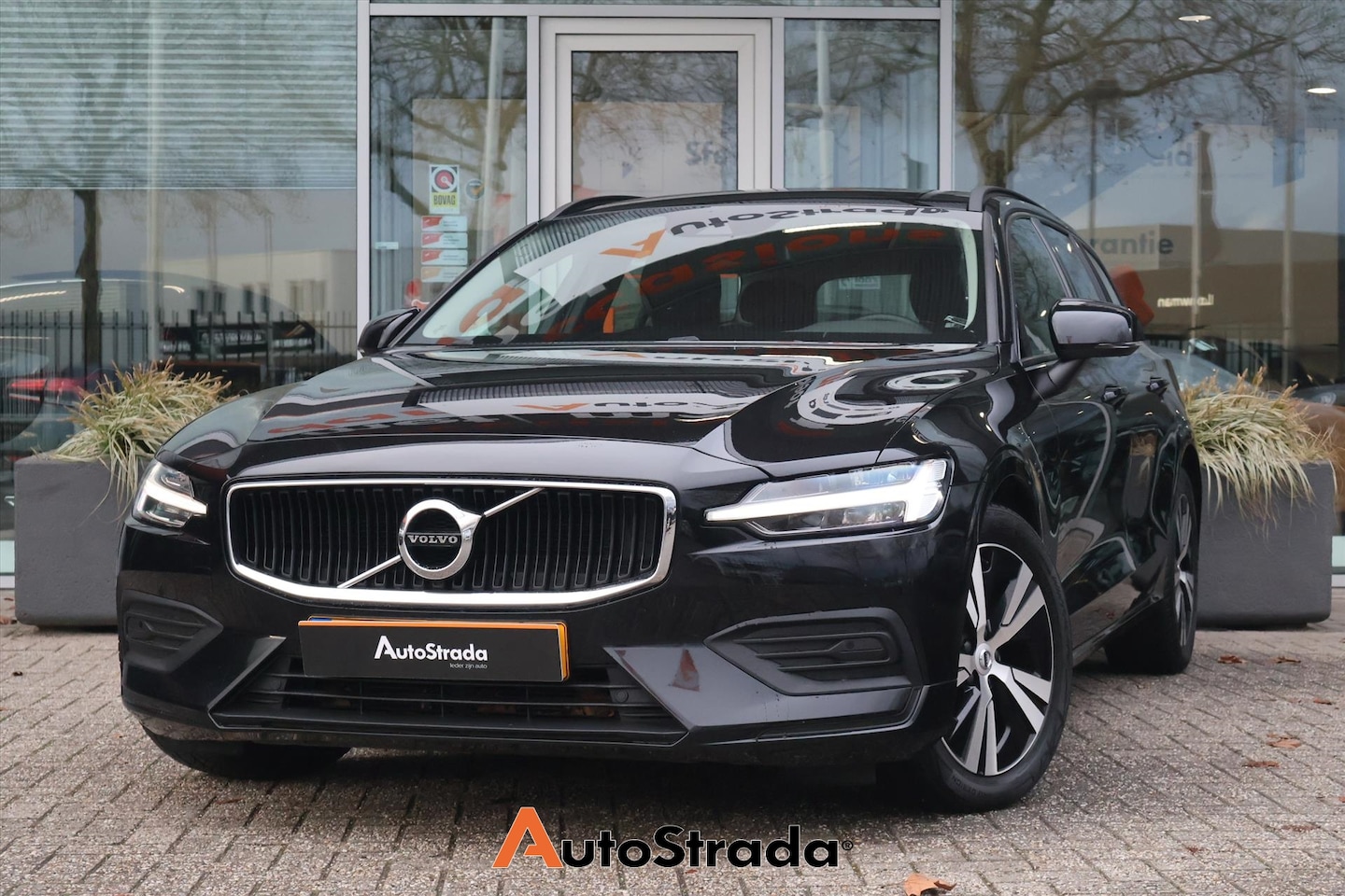Volvo V60 - B3 Momentum Advantage 163PK I Camera I Navigatie I LED I Climate I Cruise - AutoWereld.nl