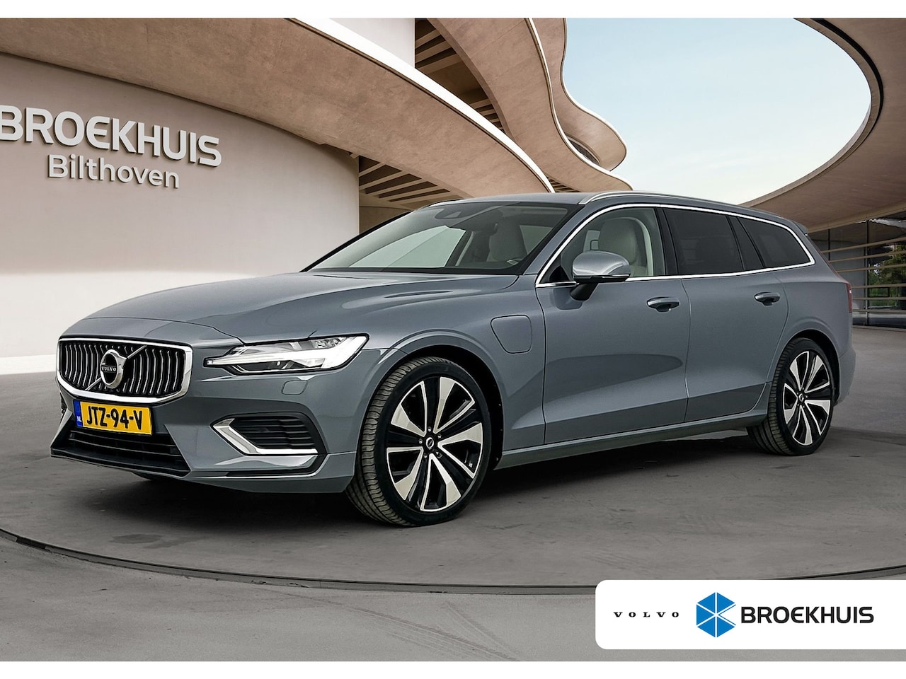 Volvo V60 - 2.0 T6 Plug-in hybrid AWD Plus Bright | Trekhaak | PDC V+A en Camera | Stoel verwarimg - V - AutoWereld.nl
