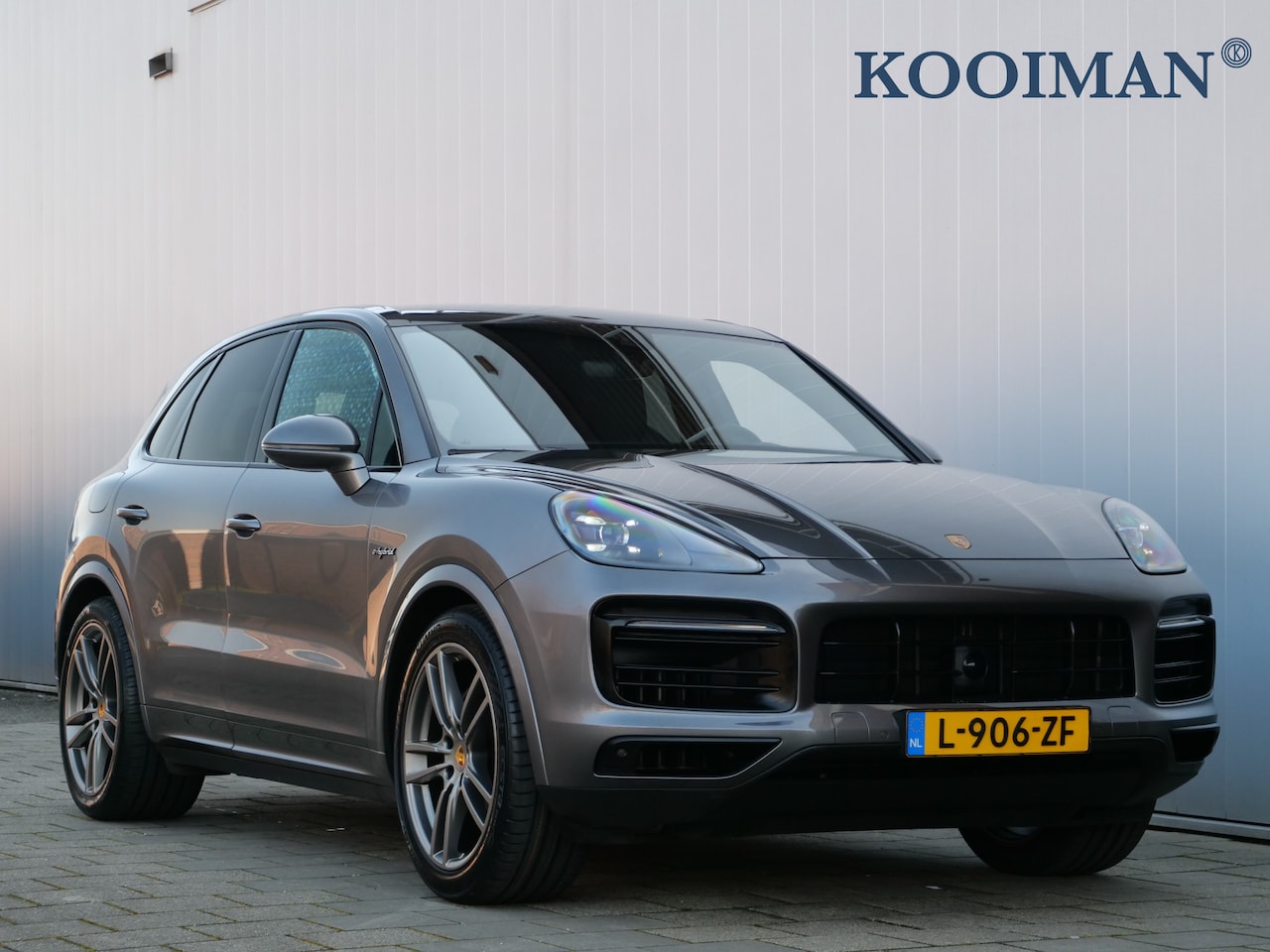Porsche Cayenne - 3.0 E-Hybrid 462 Pk Automaat Nav/ DAB / Apple Carplay / Leer / Luchtvering / Trekhaak - AutoWereld.nl