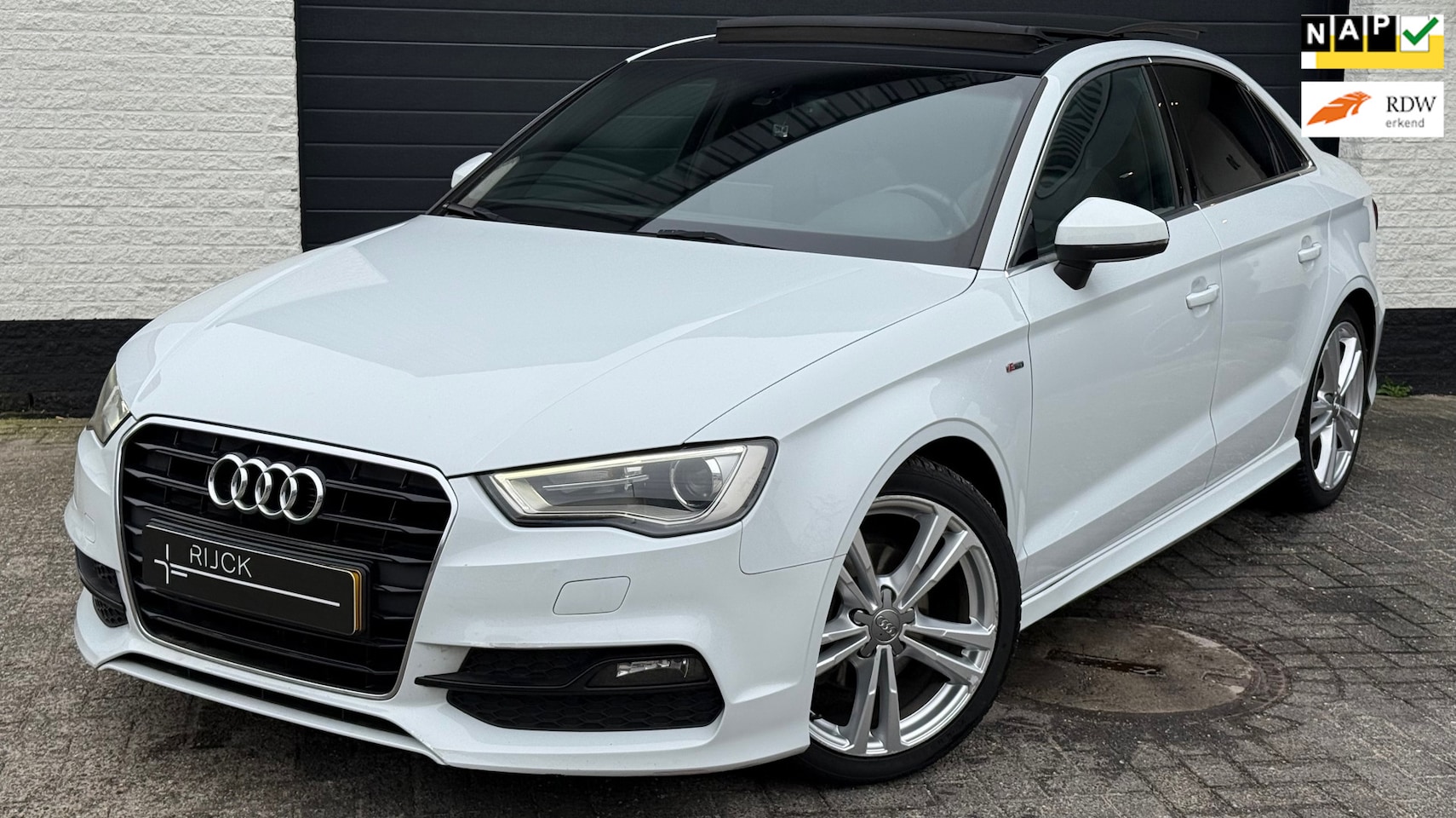 Audi A3 Limousine - 1.4 TFSI CoD S-Line | Pano | Automaat | NL NAP | Sport - AutoWereld.nl