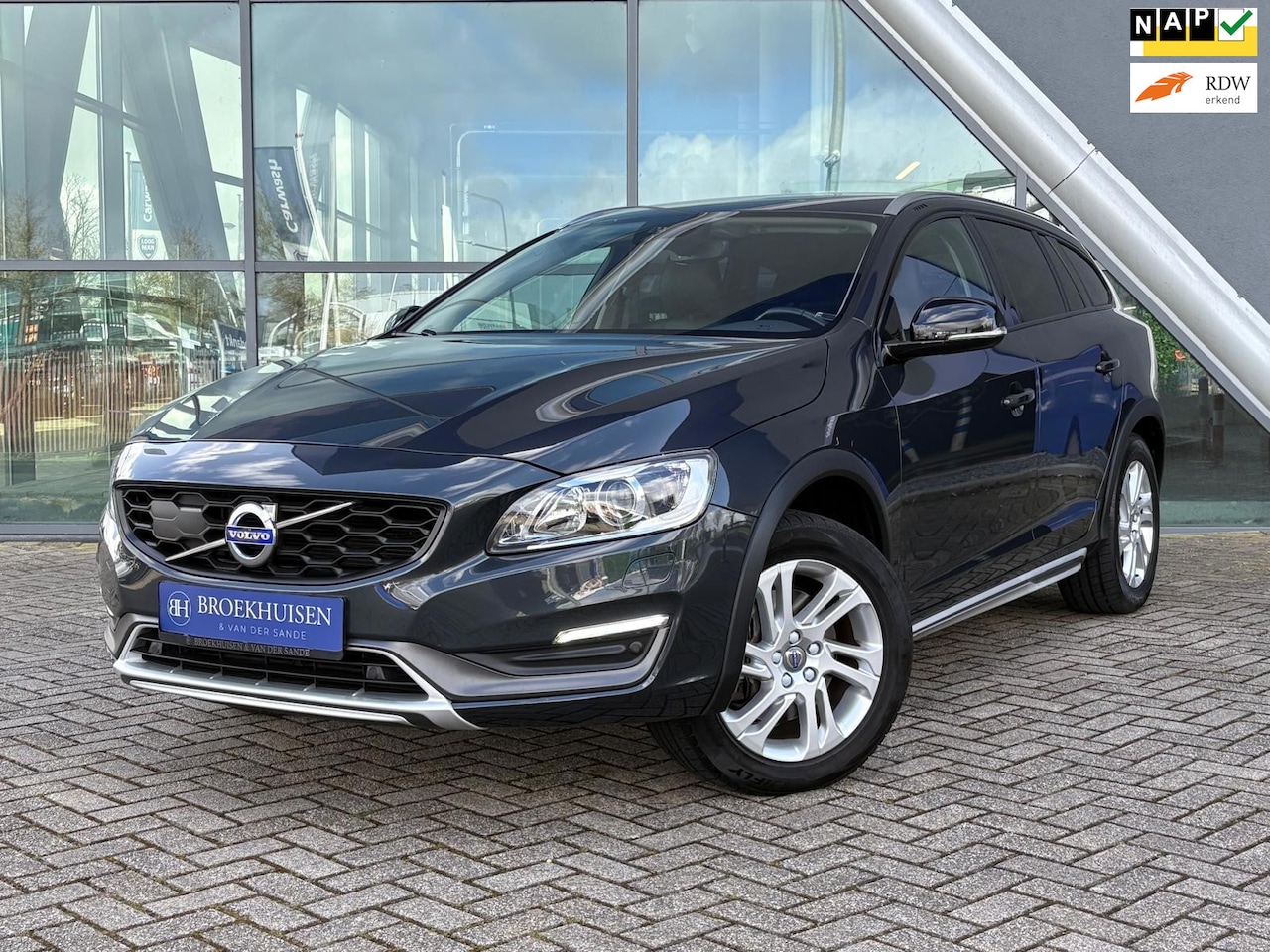Volvo V60 Cross Country - 2.0 D4 Momentum 190pk Automaat / Camera / Leder / Stoelverwarming - AutoWereld.nl