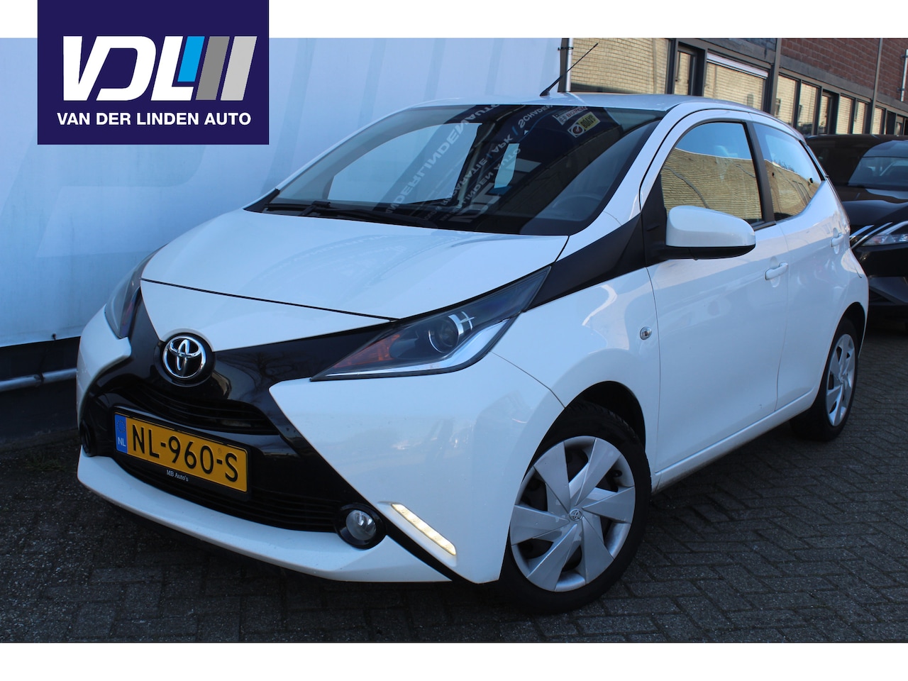 Toyota Aygo - 1.0 VVT-i x-play Airco I Elek ramen I Bluetooth I Parkeercamera - AutoWereld.nl