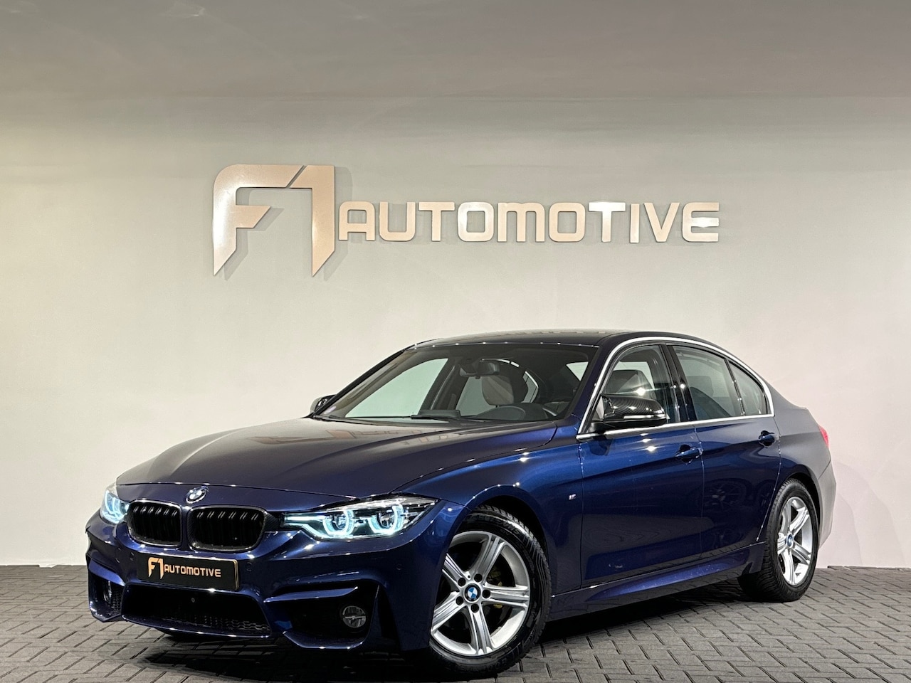 BMW 3-serie - 320i M Sport Leder|Head Up|Camera|Sportuitlaat - AutoWereld.nl