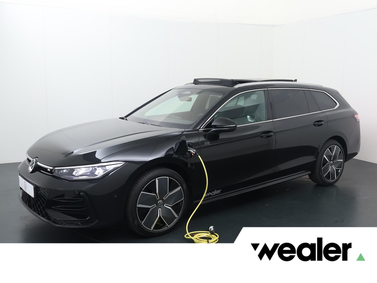 Volkswagen Passat Variant - R-Line Edition 1.5 eHybrid 150 kW / 204 PK DSG | Trekhaak wegklapbare kogel | Stoelverwarm - AutoWereld.nl