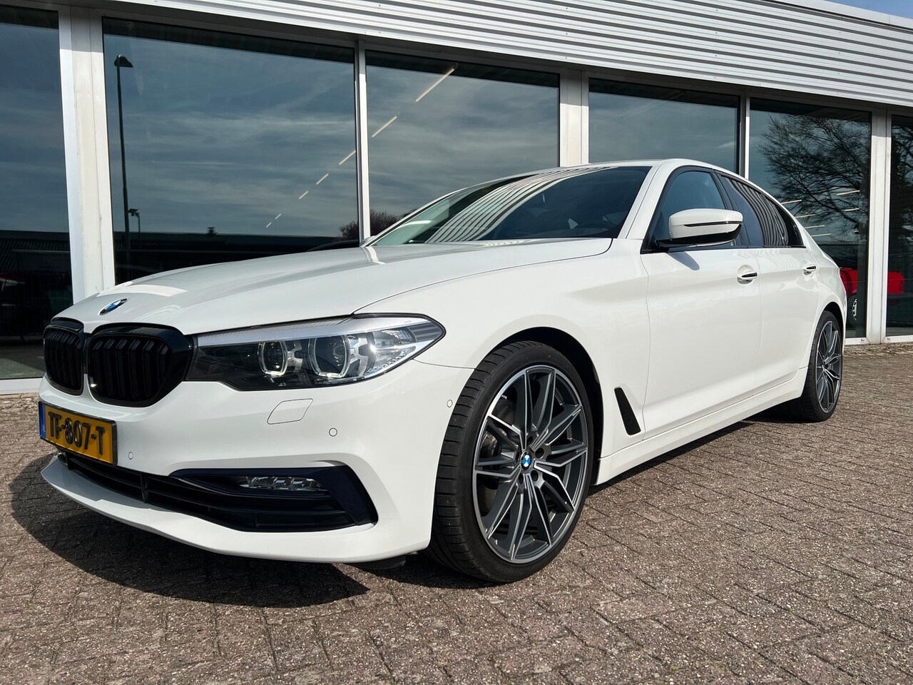 BMW 5-serie - 520i Sportline Automaat, 20"Velgen, Trekhaak - AutoWereld.nl
