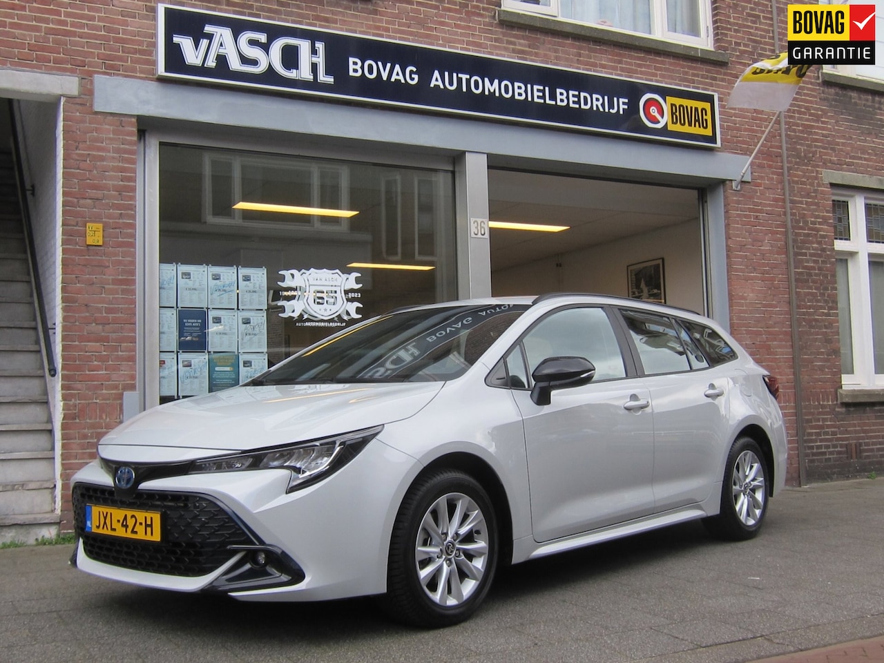 Toyota Corolla Touring Sports - Hybrid 140 Business All In Prijs All Seasonbanden Bovaggarantie - AutoWereld.nl