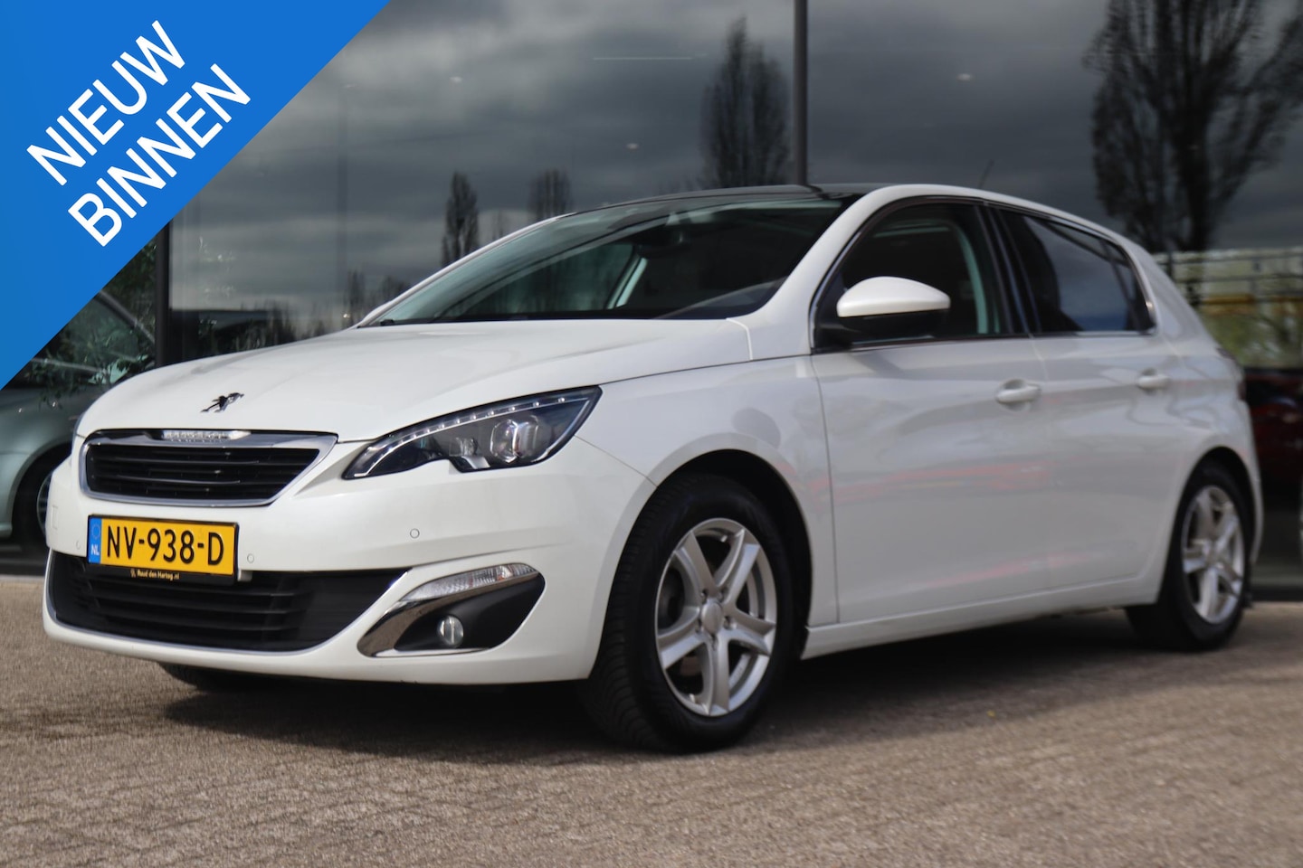 Peugeot 308 - 1.2 PT ALLURE | PANO | TREKHAAK | LED | CAMERA | CRUISE | CLIMATE - AutoWereld.nl