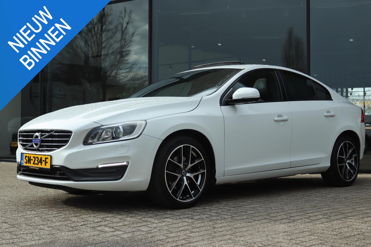 Volvo S60 - 1.5 T3 POLAR+ DYNAMIC AUT. | SCHUIF/KANTEL DAK | CAMERA | STOEL/STUURVERW. | XENON | PDC - AutoWereld.nl