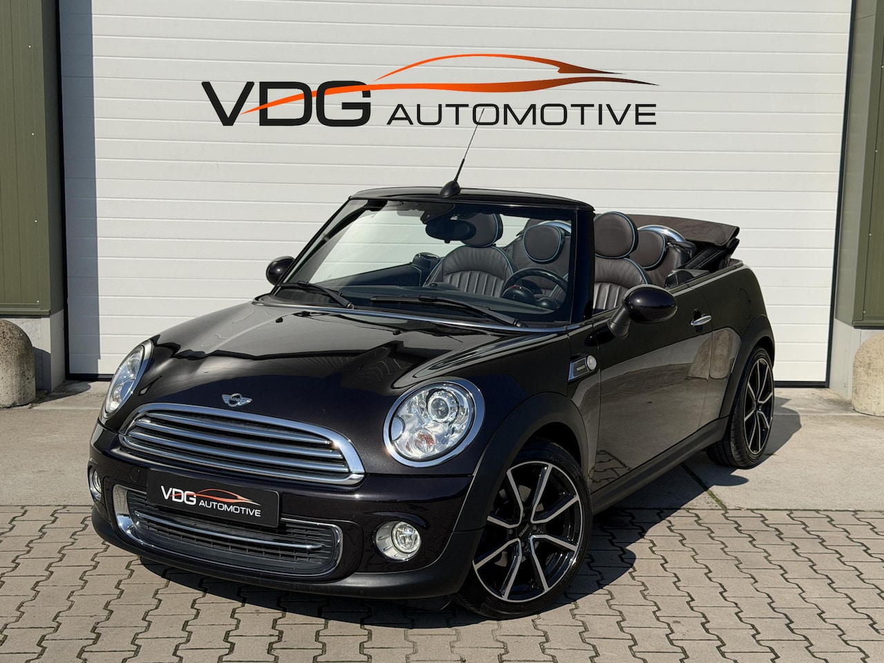 MINI Cabrio - Cooper 1.6 Highgate Chili / Leder / Clima / Cruise / Navigatie / Parkeer Sensoren - AutoWereld.nl