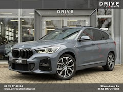 BMW X1 - xDrive25e Bus Ed Plus M-Sport |Pano|HUD|HiFi|Cam|Sfeer|19"|Storm Bay|