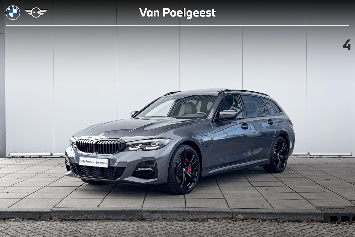 BMW 3-serie Touring - 330e High Executive M-Sport / 19inch / Glazen schuifdak / Trekhaak Electrisch wegklapbaar - AutoWereld.nl