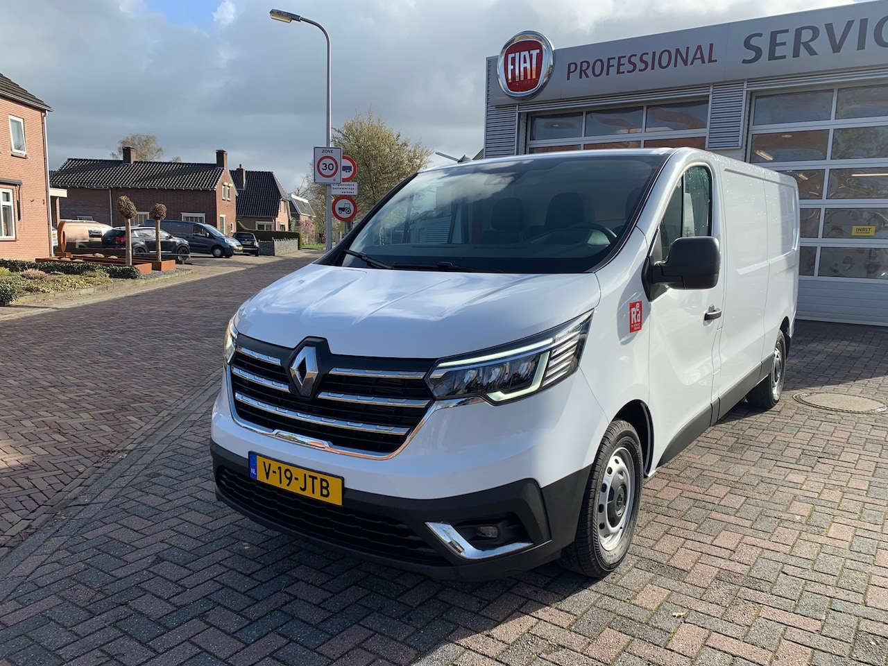 Renault Trafic - 2.0 dCi 150 T30 L2H1 Advance 2 stuks op voorraad NIEUW BPM vrij - AutoWereld.nl