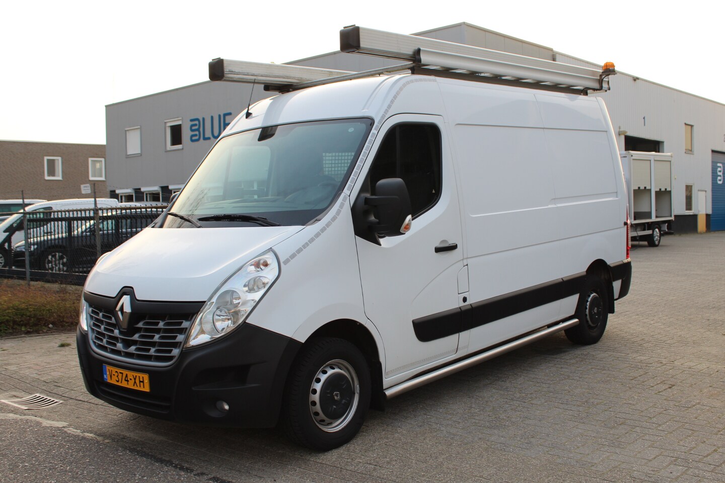 Renault Master - T35 2.3 dCi 130PK Euro6 L2H2 ✓ Trekhaak 2500KG ✓ Imperiaal ✓ airco - AutoWereld.nl