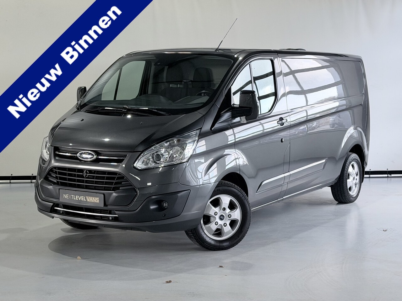Ford Transit Custom - 290 2.0 TDCI L2H1 Limited / 130 PK / Camera / Trekhaak - AutoWereld.nl
