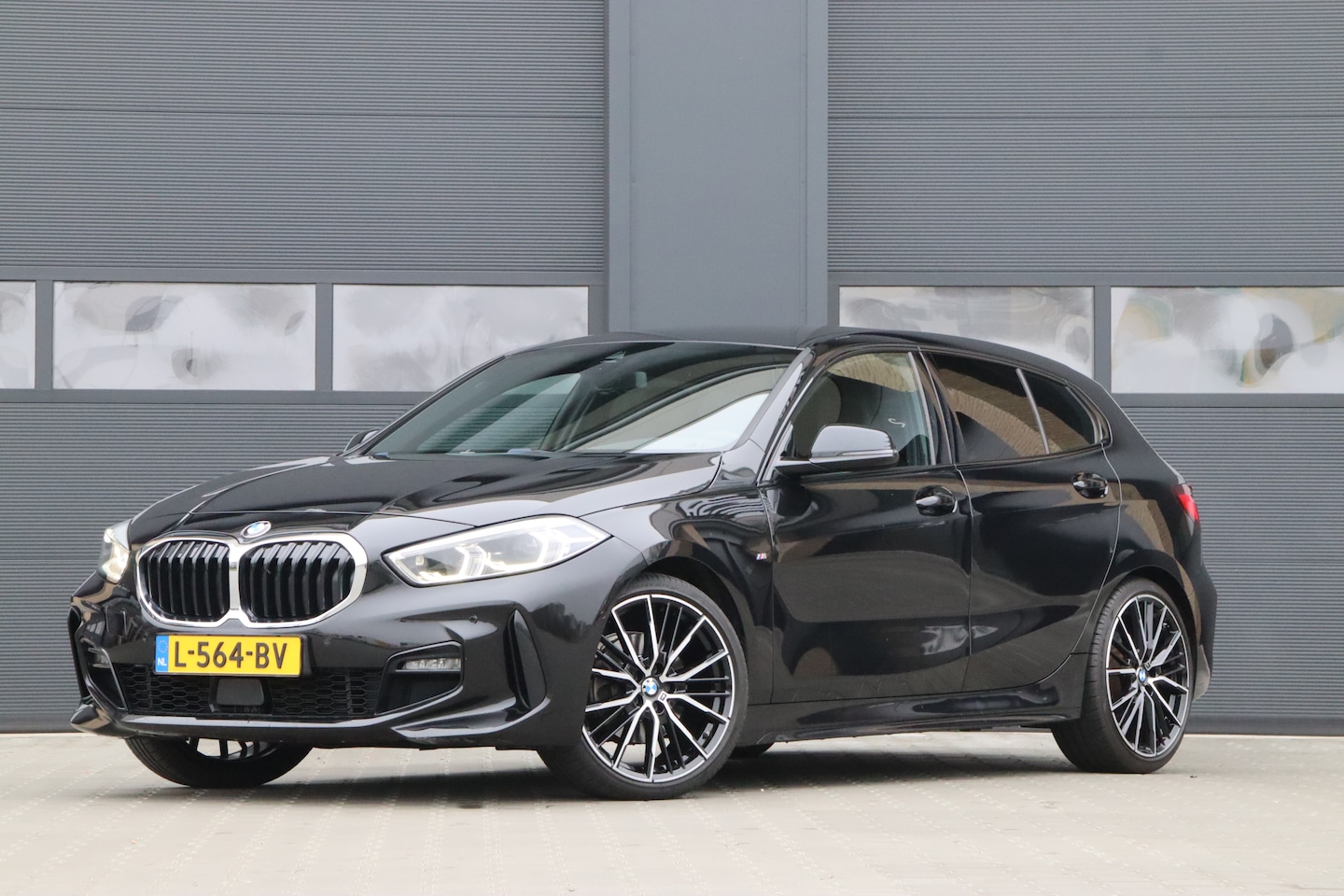 BMW 1-serie - 118i High Executive M-Sport Individual-Trekhaak-Camera-Stoelverw-NLauto - AutoWereld.nl