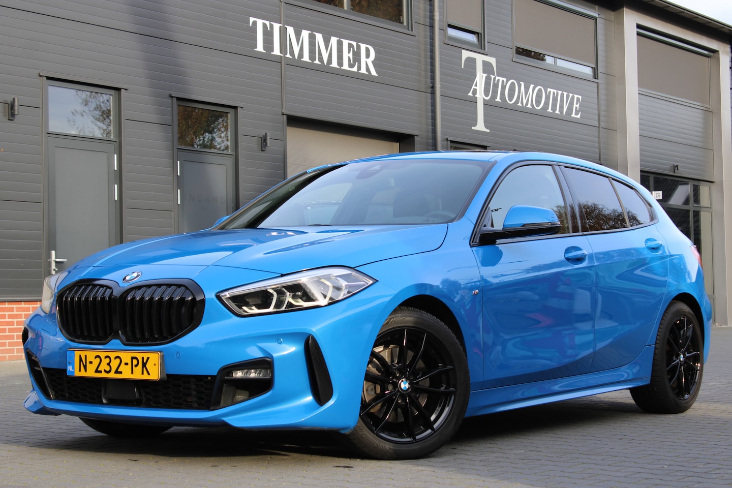 BMW 1-serie - 118i High Executive M Sport 17 inch - Schuif kanteldak -Hooglans zwarte delen - Goed onder - AutoWereld.nl