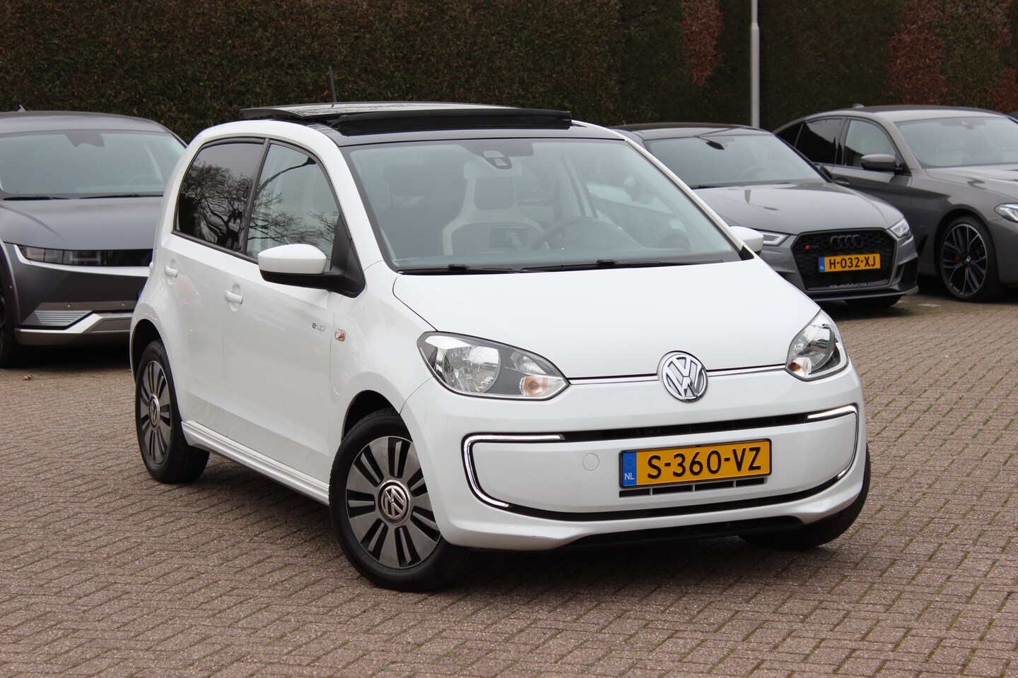 Volkswagen e-Up! - e-Up! / SoH 87,6% / Snelladen / Panoramadak / Navi. By App / Parkeerhulp achter / 15'' / C - AutoWereld.nl