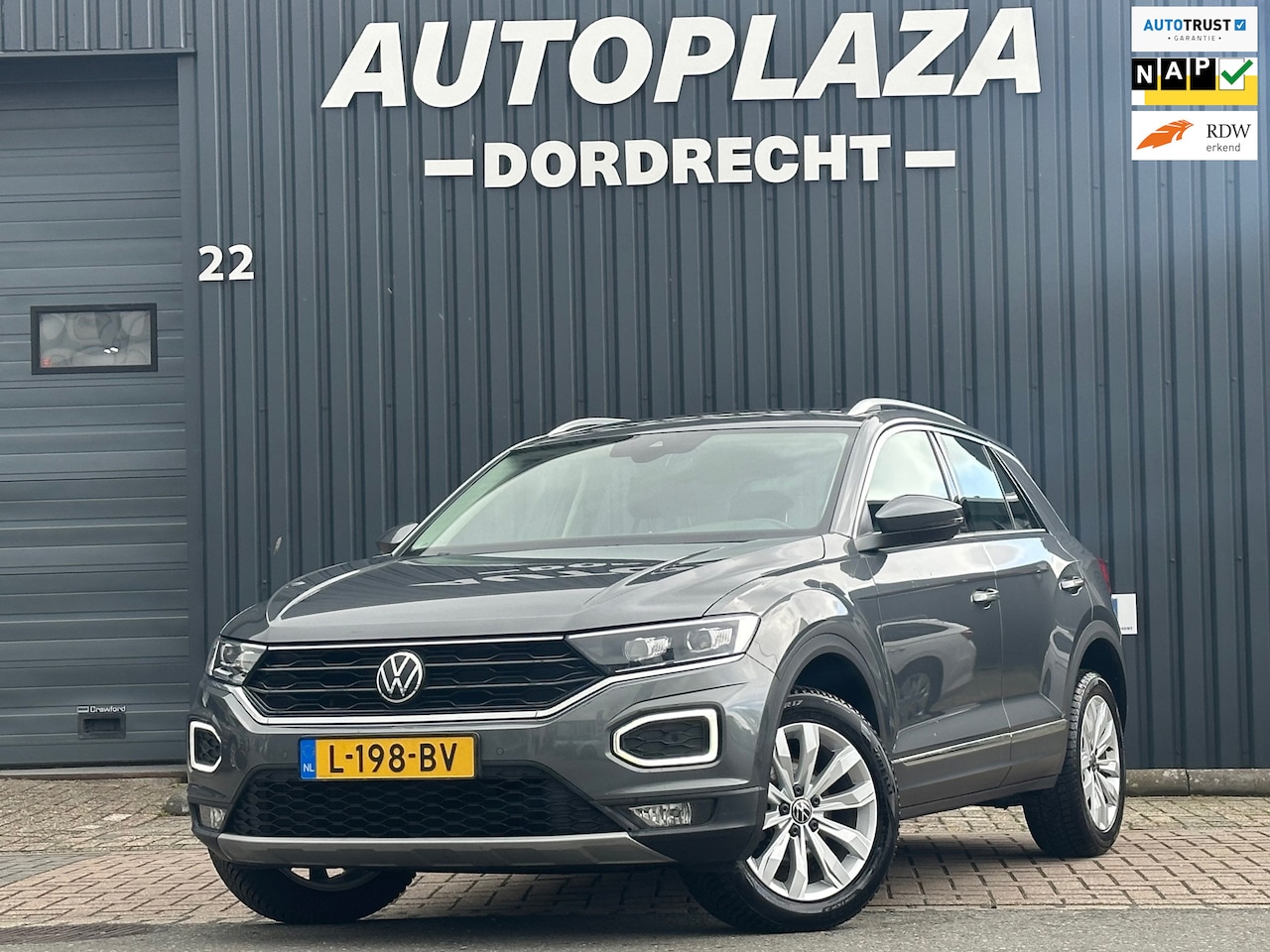 Volkswagen T-Roc - 1.5 TSI Sport VIRTUAL | NAVI - AutoWereld.nl