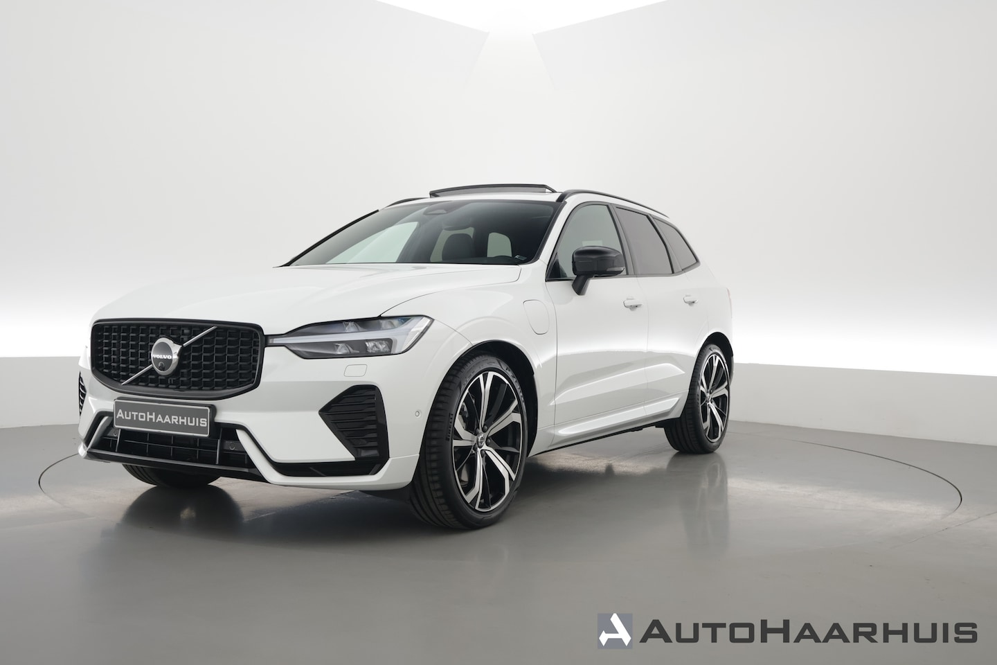 Volvo XC60 - 2.0 T8 Plug-in hybrid AWD Plus Dark | Luchtvering | Pano | Memory | 360cam | H&K Audio | A - AutoWereld.nl