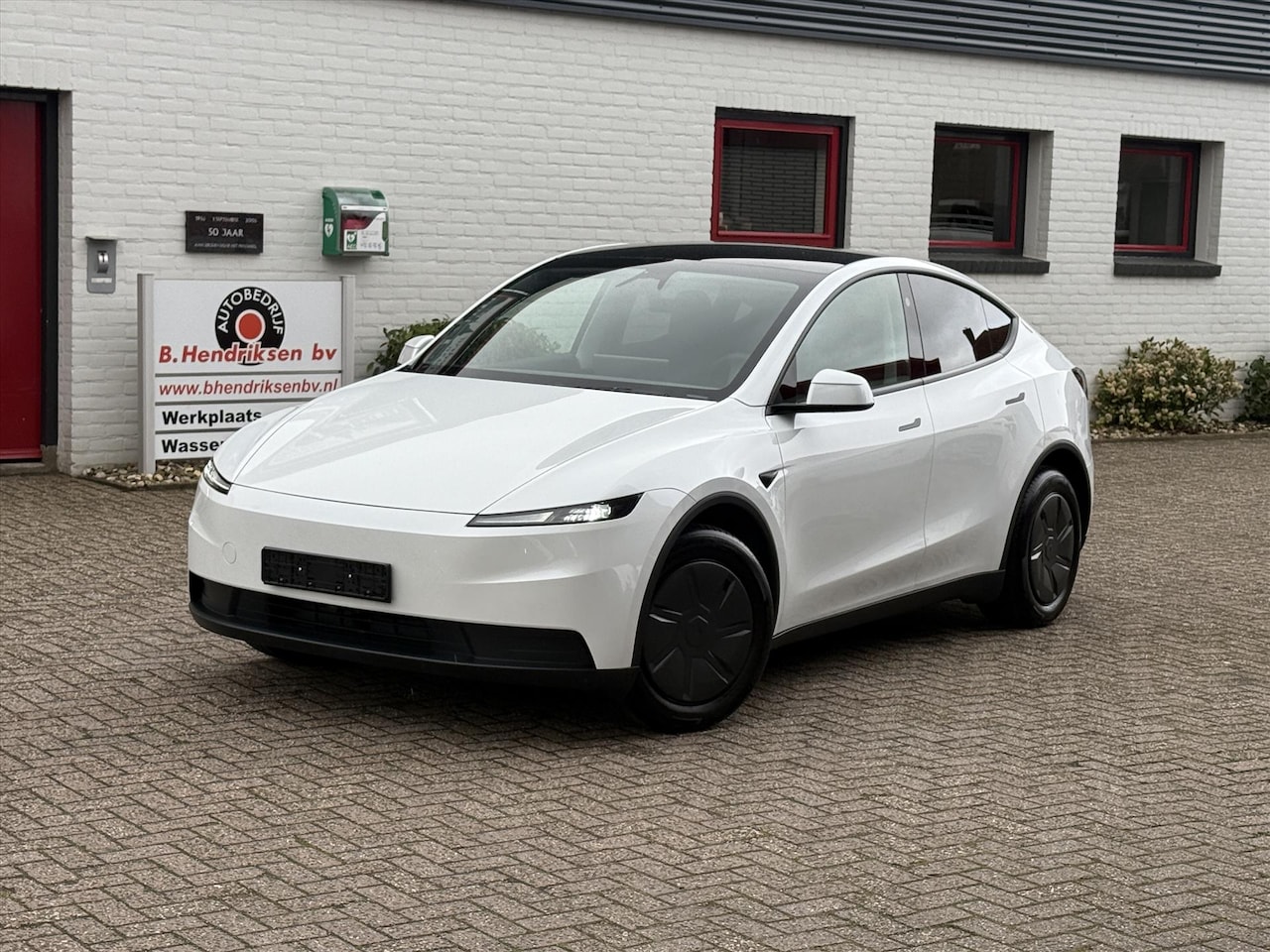 Tesla Model Y - Standard RWD/ Warmtepomp/ LFP accu/ Stoel + stuur verwarming/ Camera voor + achter/ 1 Eige - AutoWereld.nl