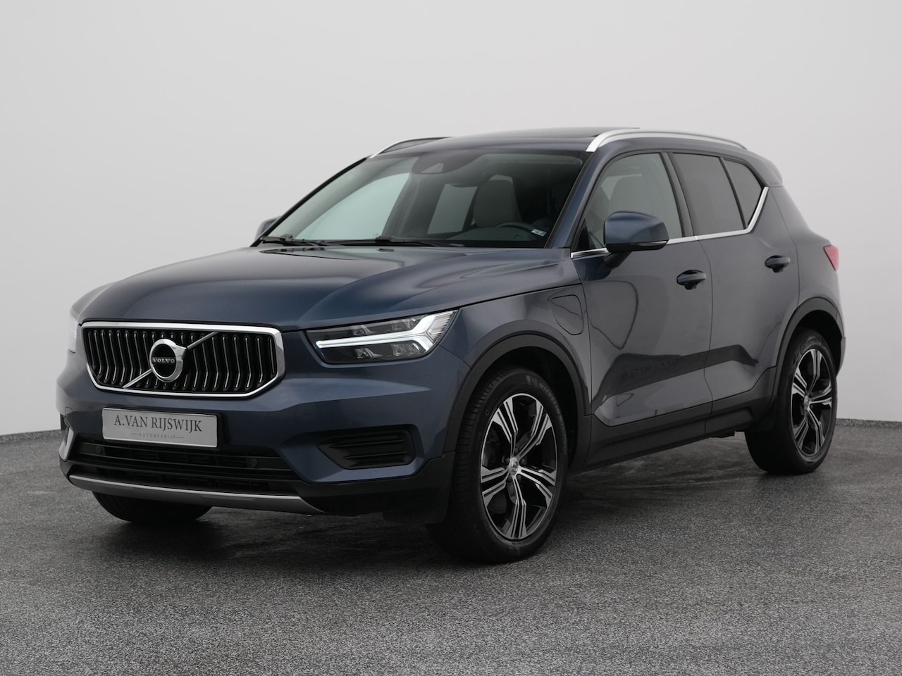 Volvo XC40 - 1.5 T4 Recharge Inscription | PANO | CAMERA | H&K | ADAPTIVE | STOEL- EN STUURVERW. - AutoWereld.nl